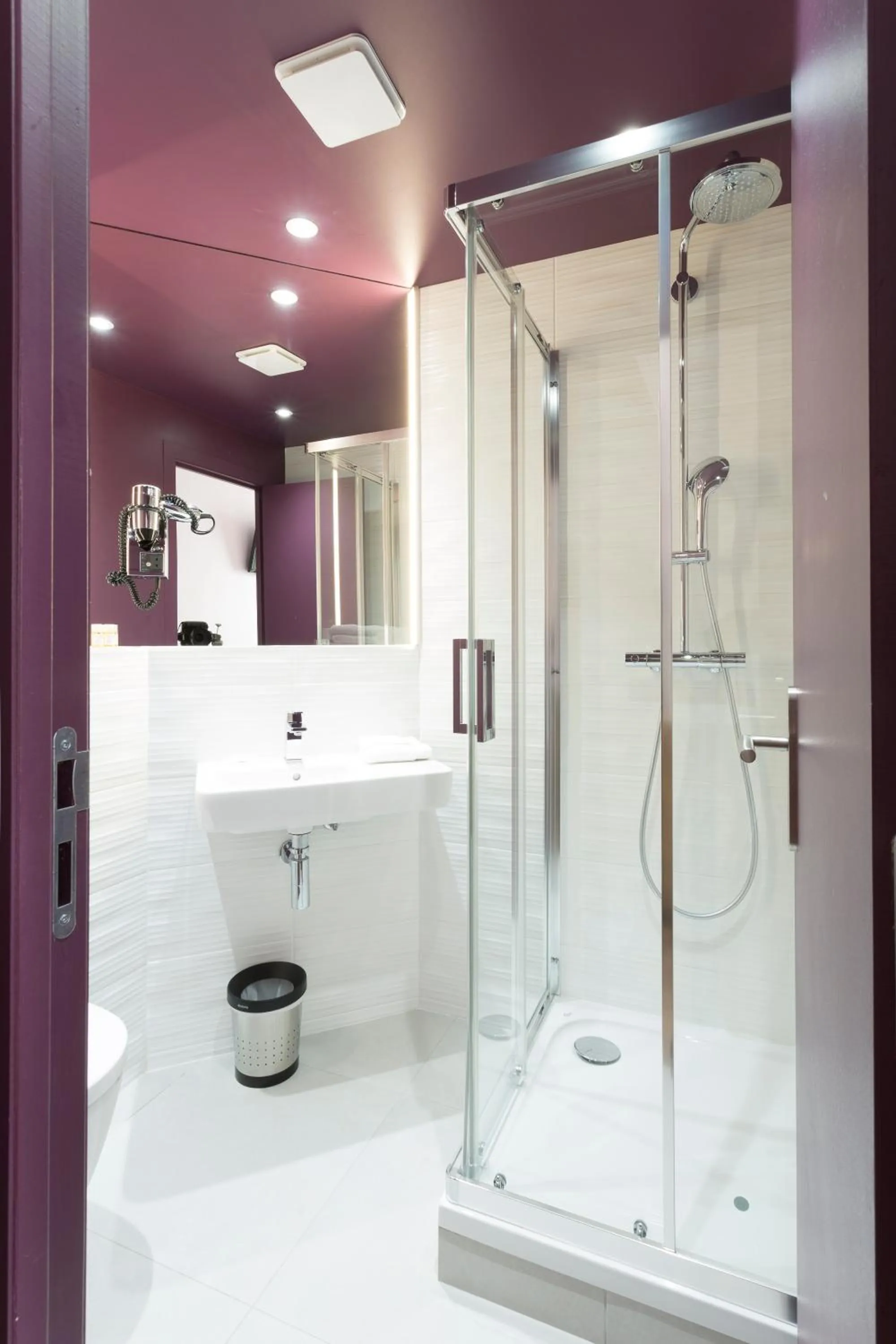 Shower in Brit Hotel Codalysa Marne la Vallée - Torcy