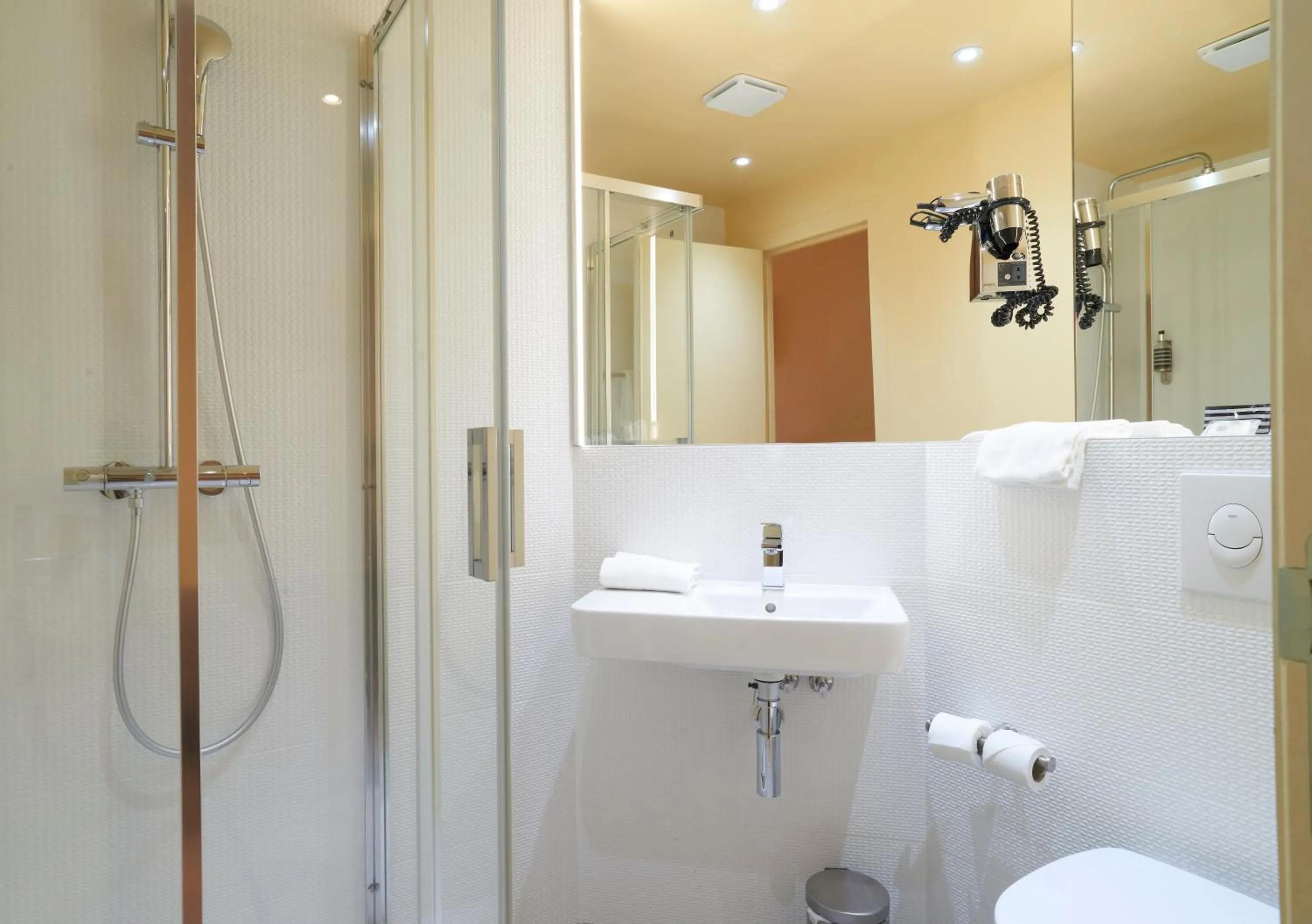 Bathroom in Brit Hotel Codalysa Marne la Vallée - Torcy