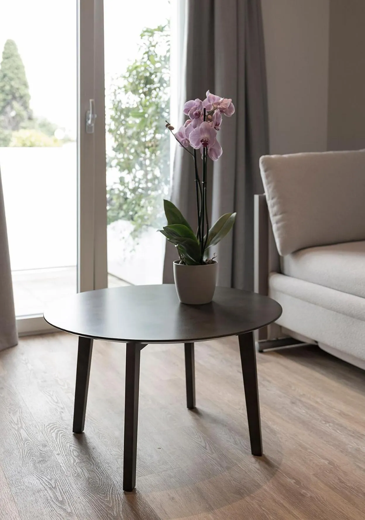 Decorative detail in Viola Relais