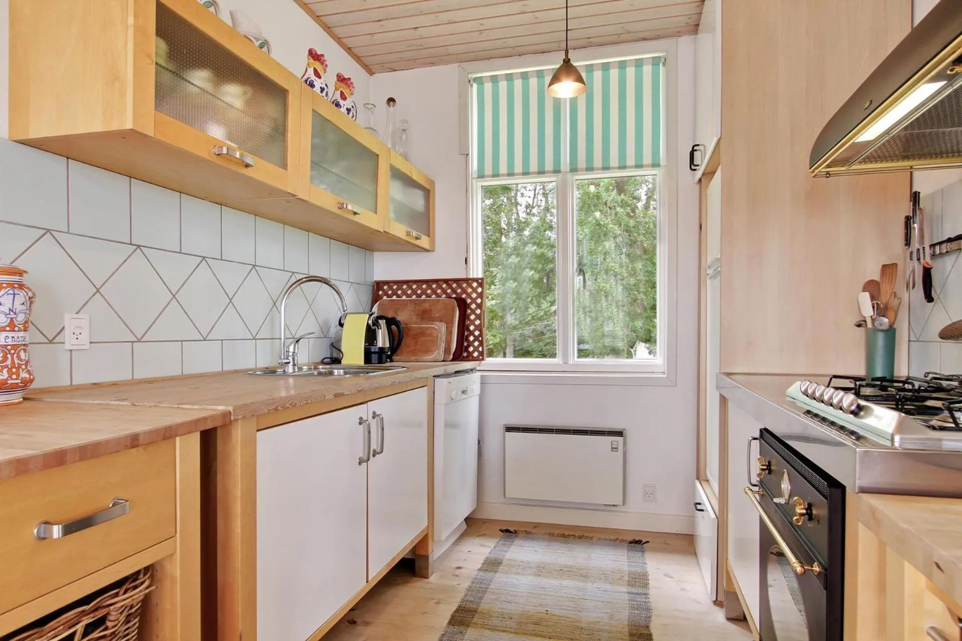 Kitchen or kitchenette in Skærven Beachfront Apartments and Cottage