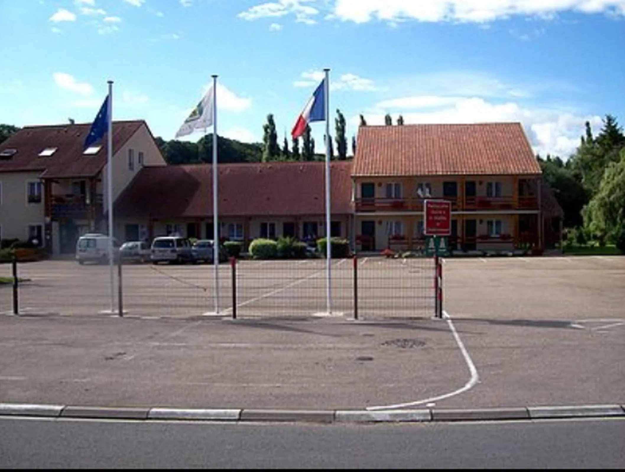 Property building in Hotel Restaurant De La Canner