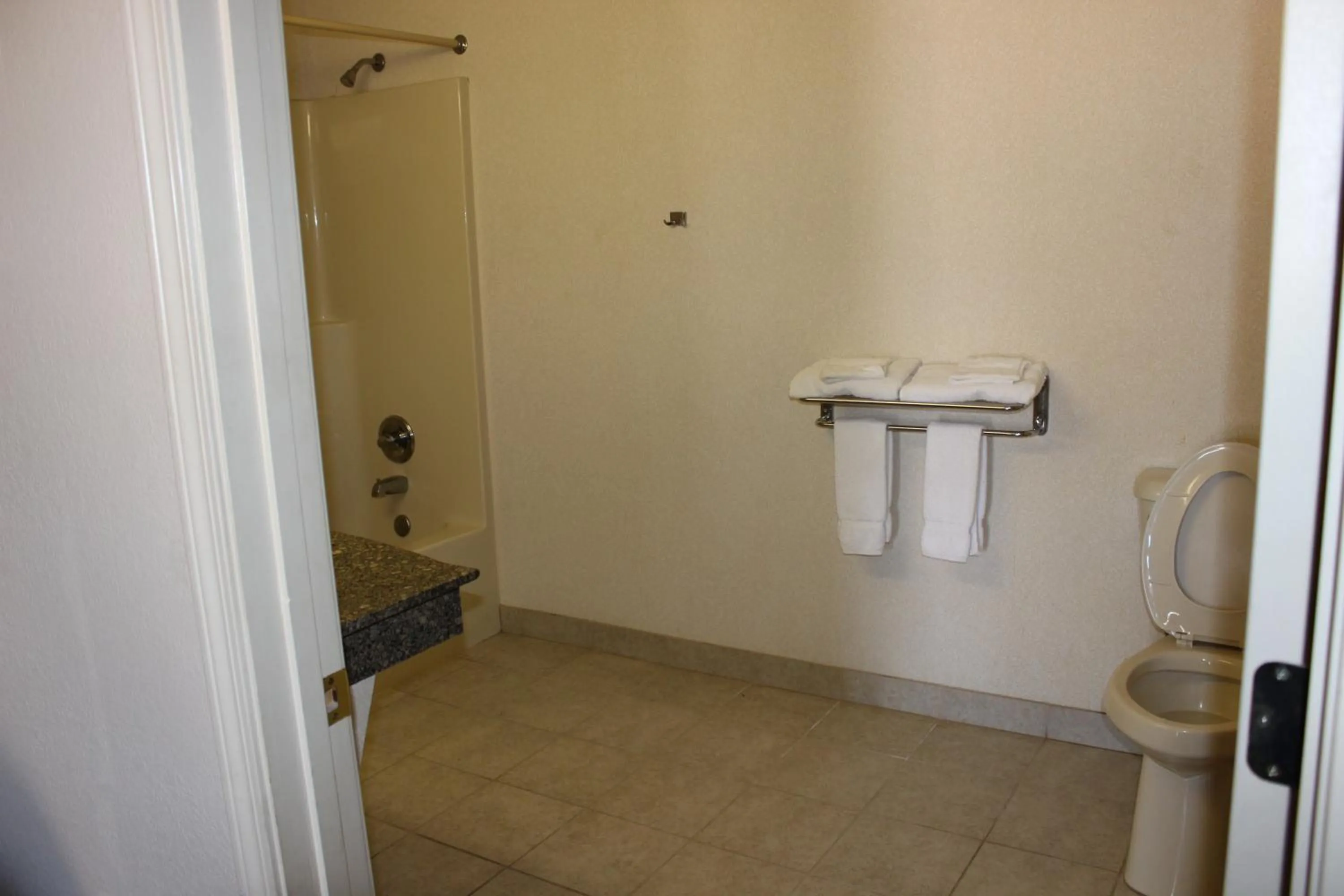 Shower in Nationwide 9 Inn