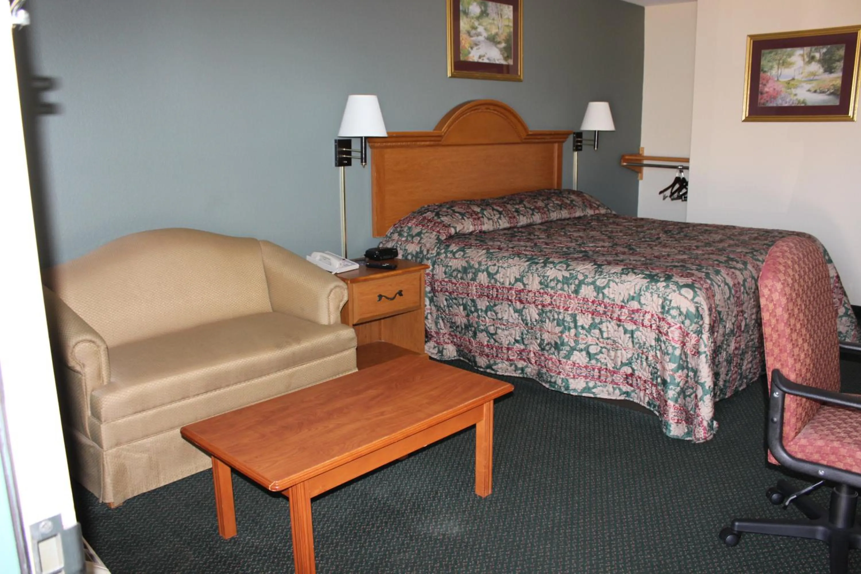 Photo of the whole room, Bed in Nationwide 9 Inn