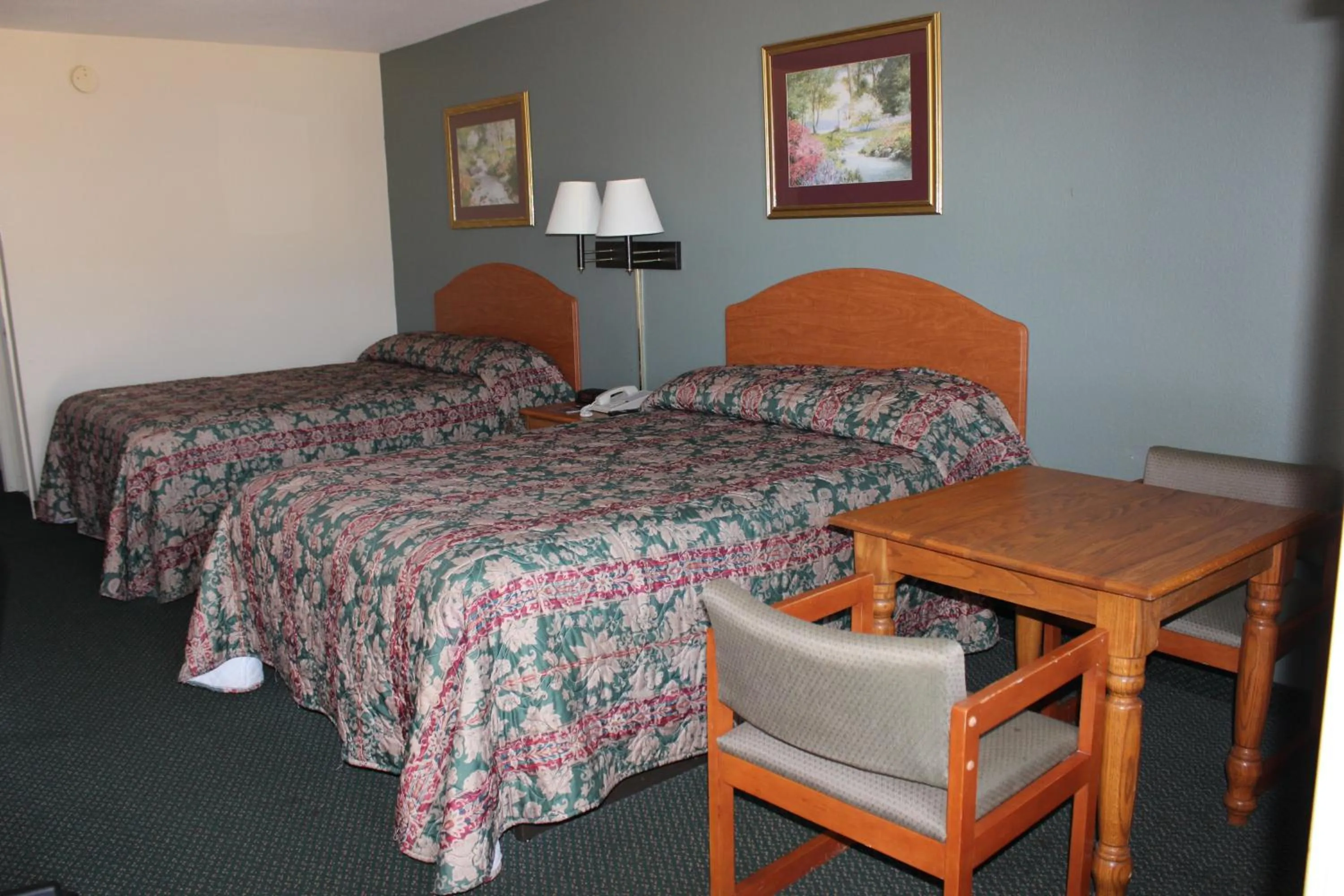 Seating area, Bed in Nationwide 9 Inn