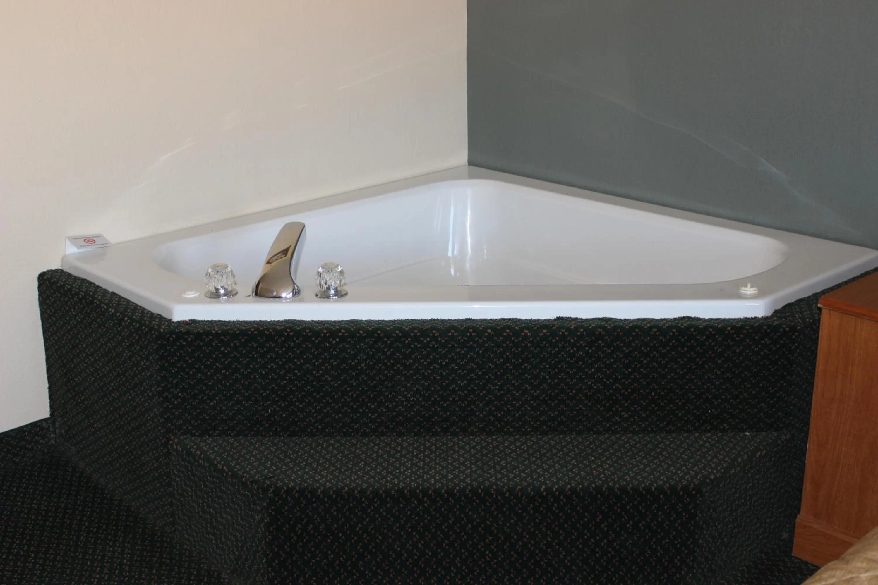 Hot Tub in Nationwide 9 Inn