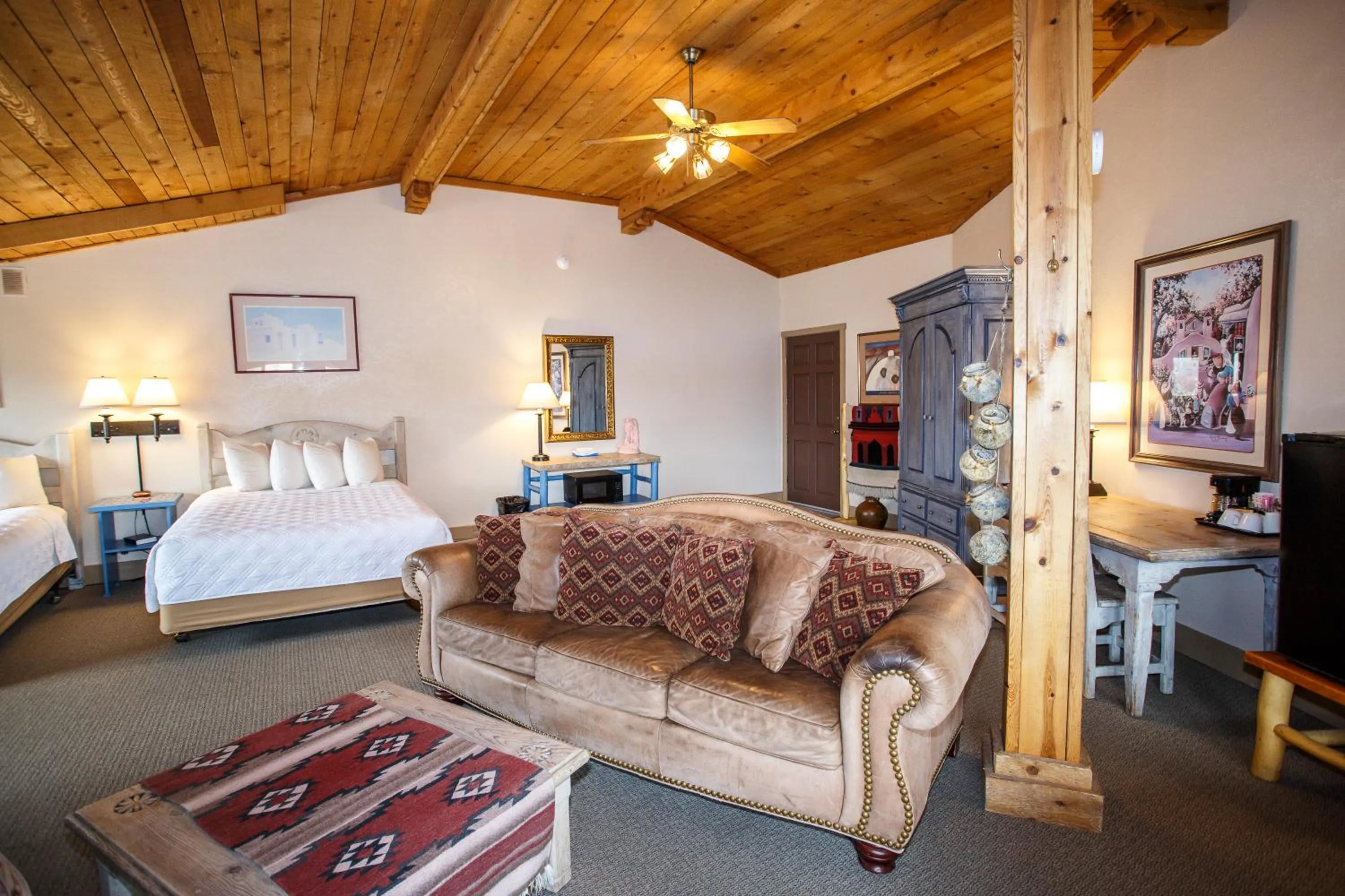 Seating area, Bed in Chama Trails Motel