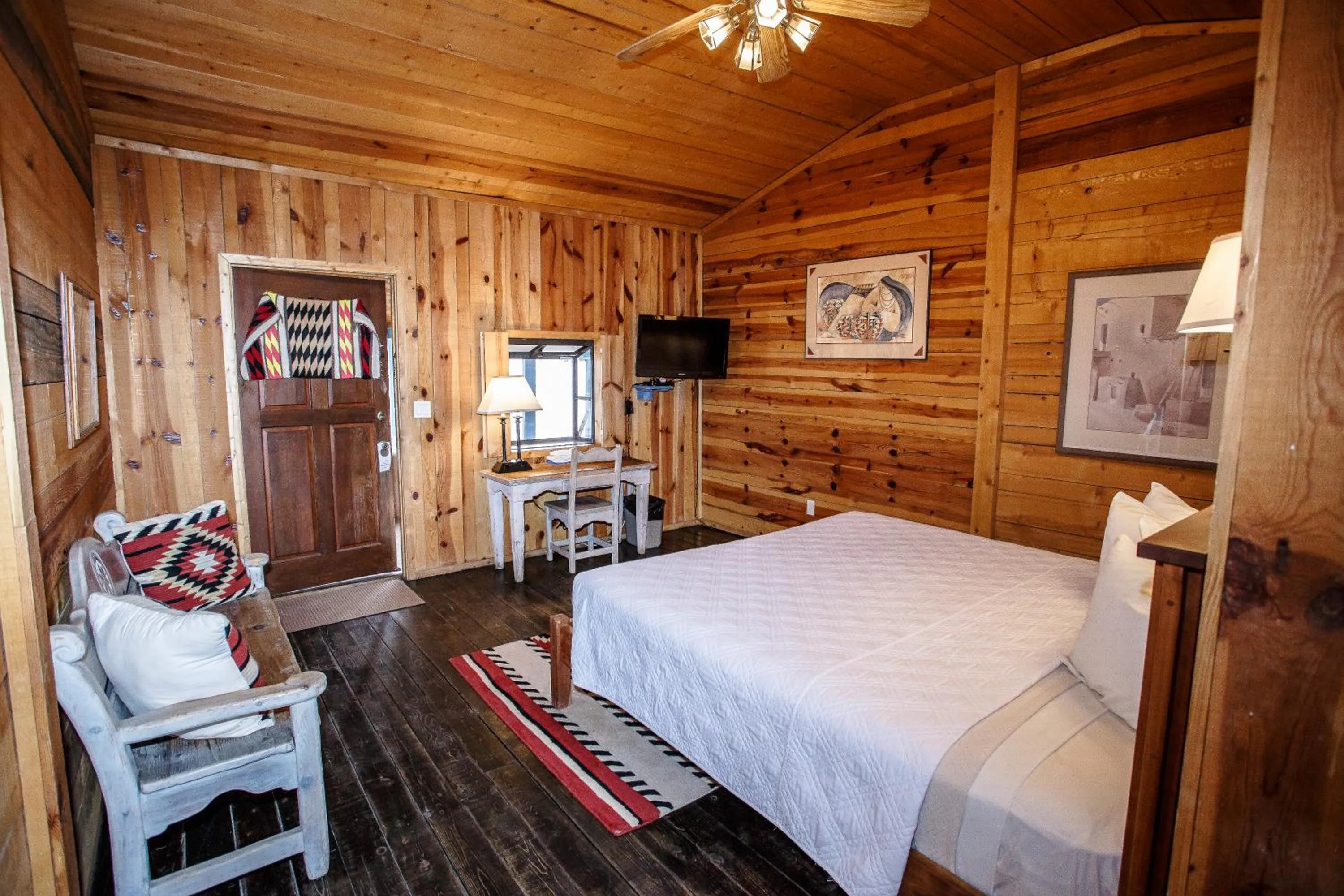 Photo of the whole room, Bed in Chama Trails Motel