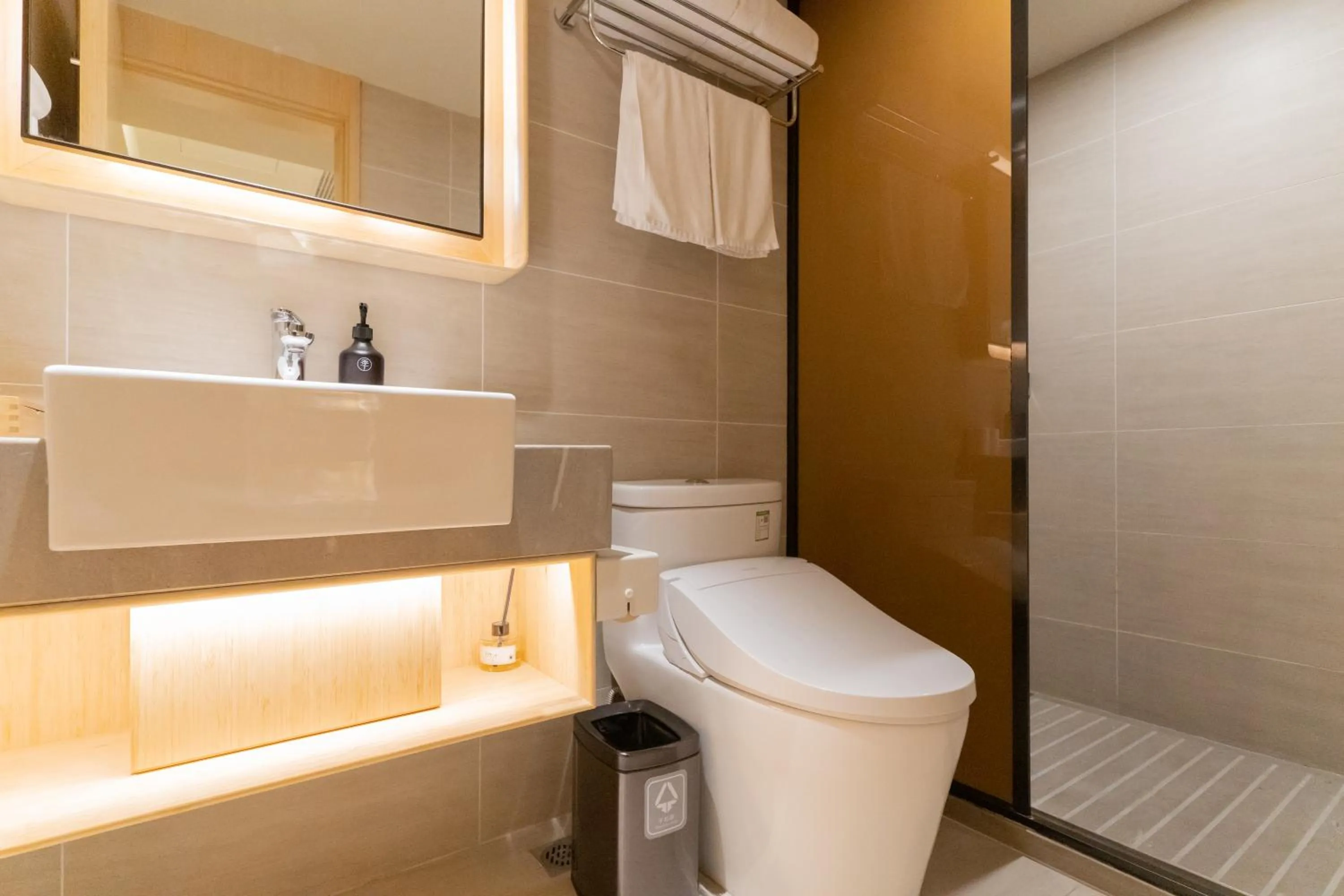 Toilet in Ji Hotel (Shanghai The Bund Sichuan Middle Road)