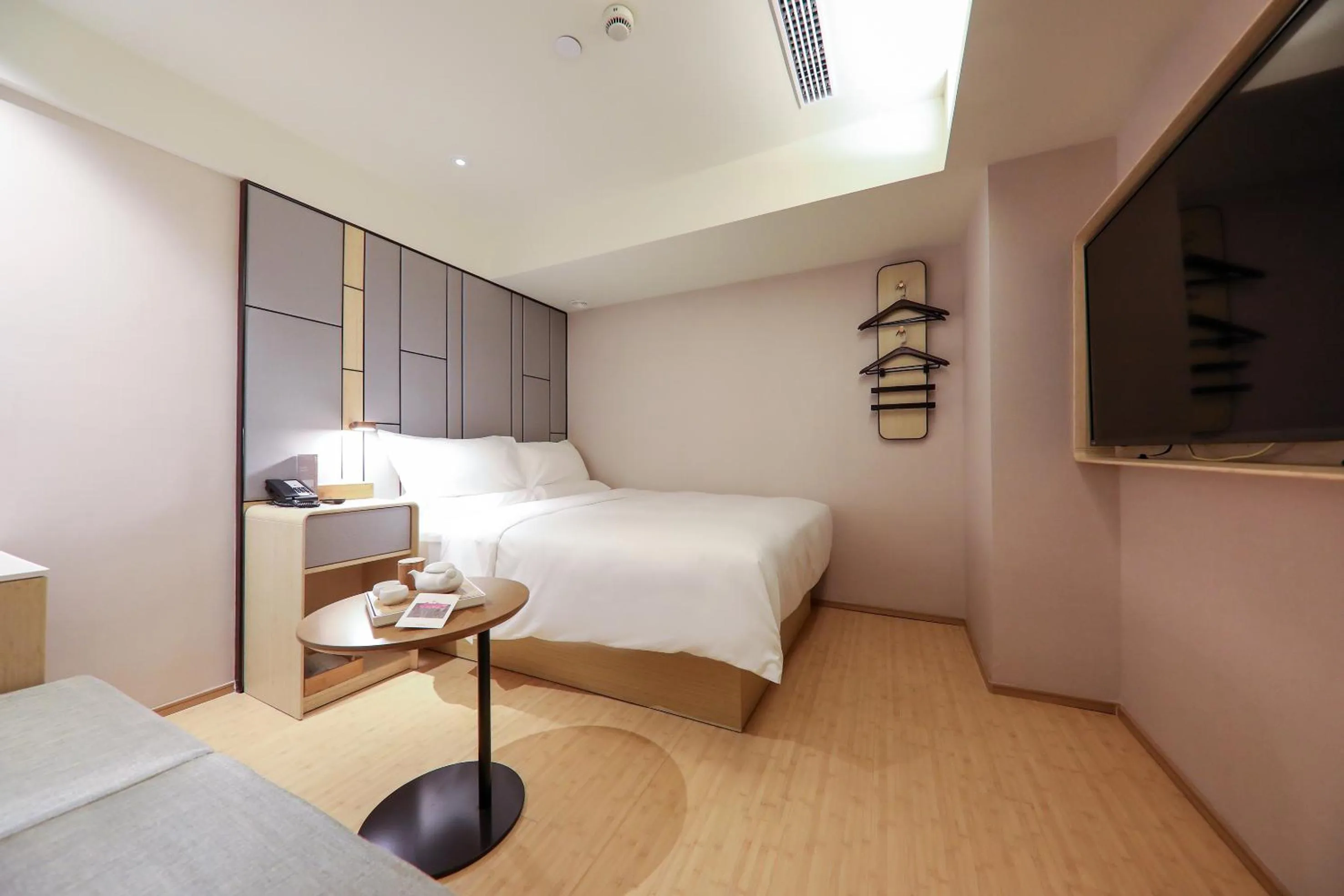 Photo of the whole room, Bed in Ji Hotel (Shanghai The Bund Sichuan Middle Road)