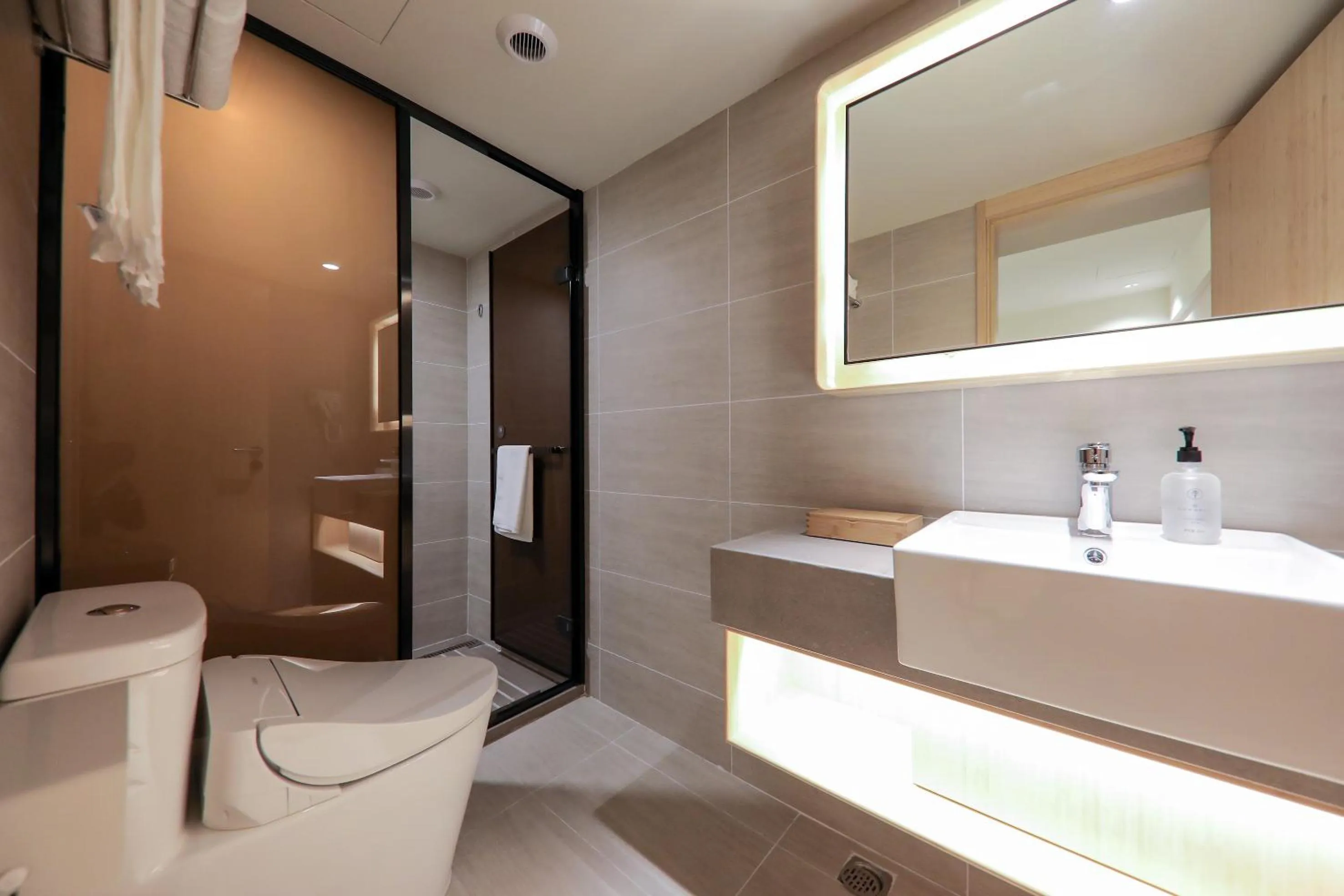 Toilet in Ji Hotel (Shanghai The Bund Sichuan Middle Road)