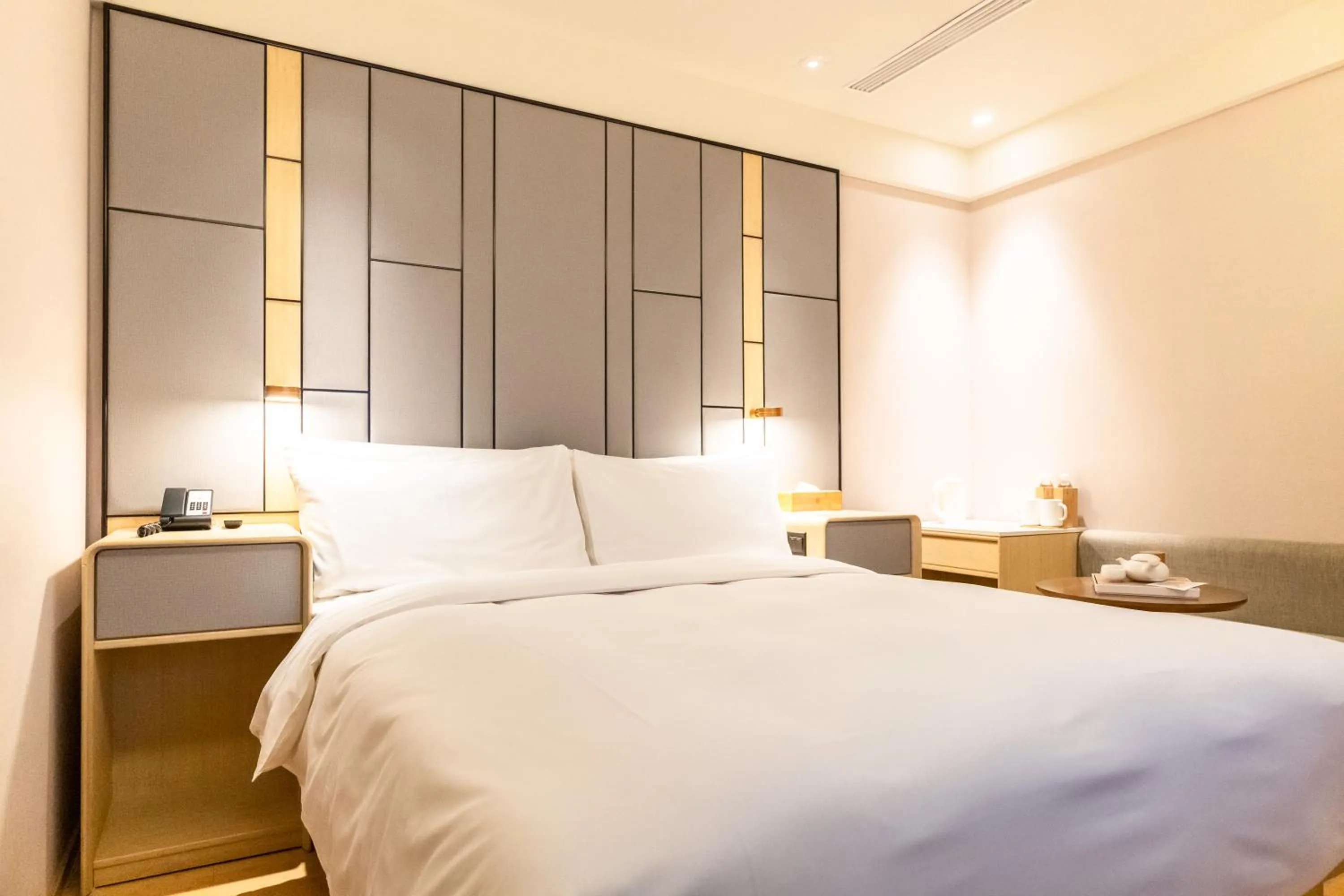 Bed in Ji Hotel (Shanghai The Bund Sichuan Middle Road)