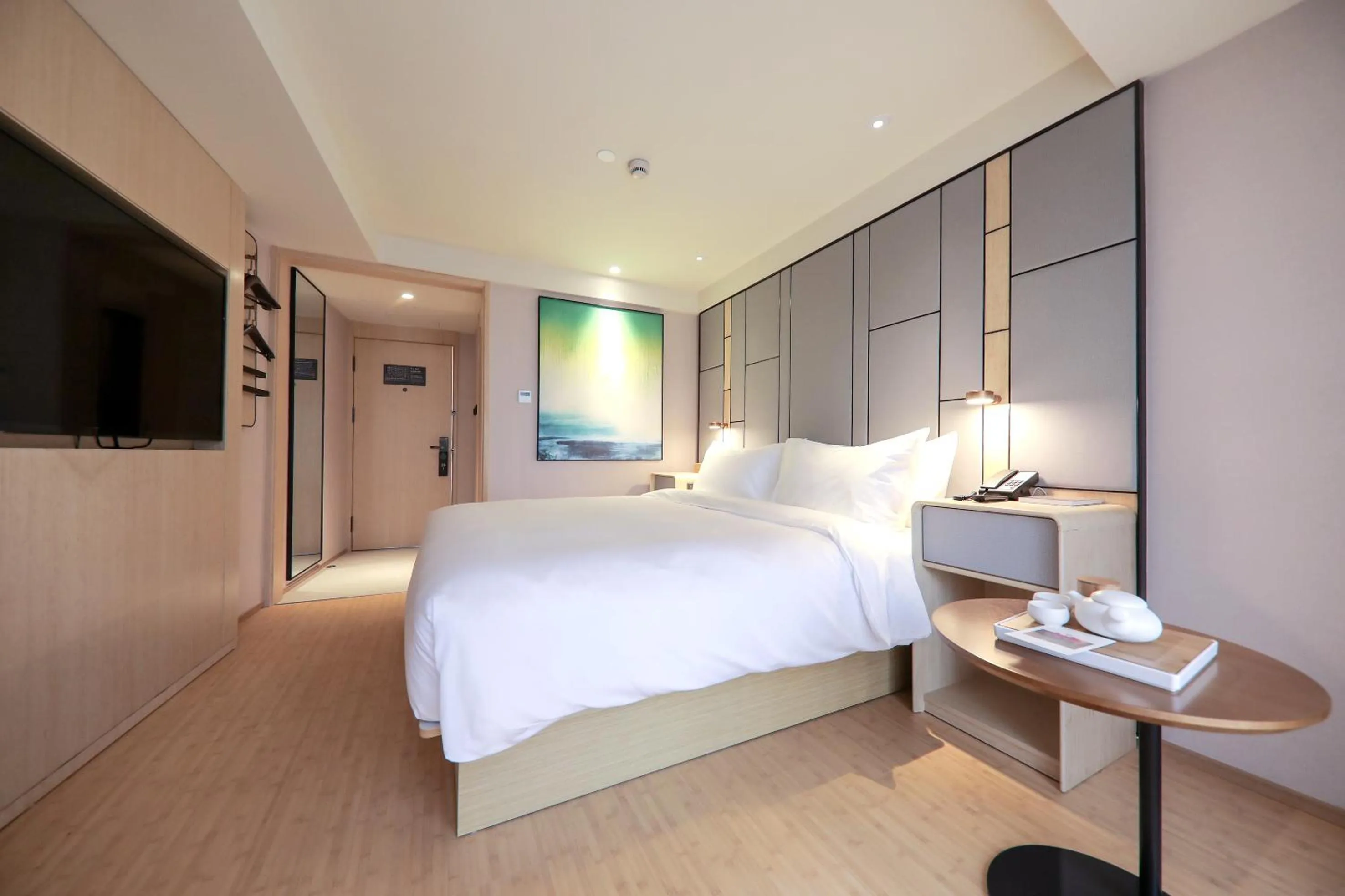 Photo of the whole room, Bed in Ji Hotel (Shanghai The Bund Sichuan Middle Road)