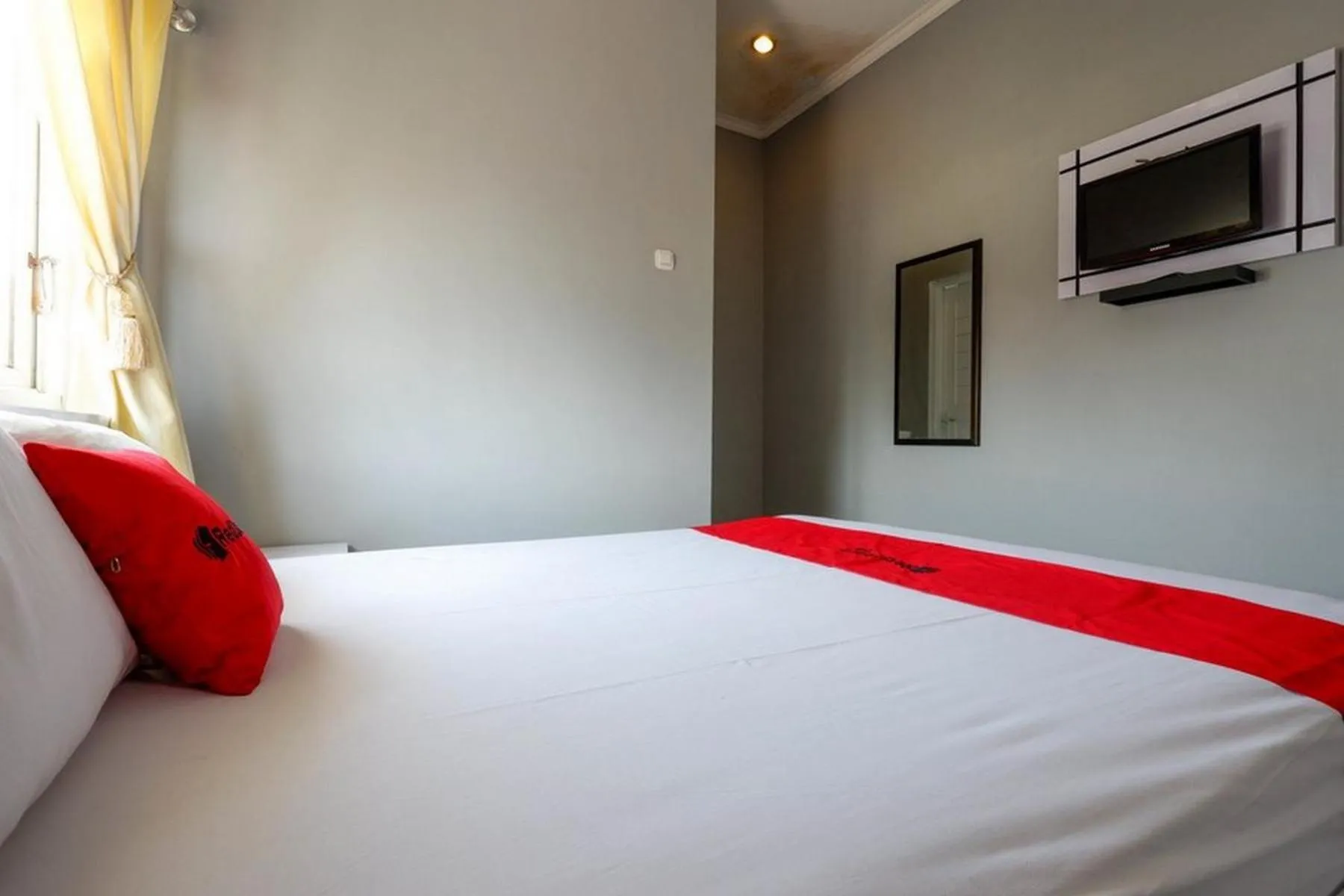 Bedroom, Bed in RedDoorz near Solo Square 3