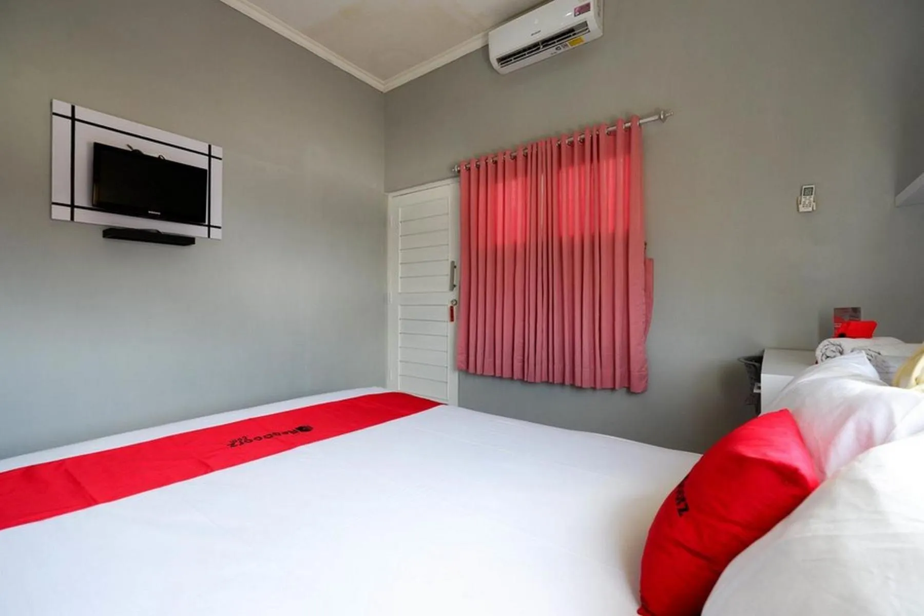 Bedroom, Bed in RedDoorz near Solo Square 3