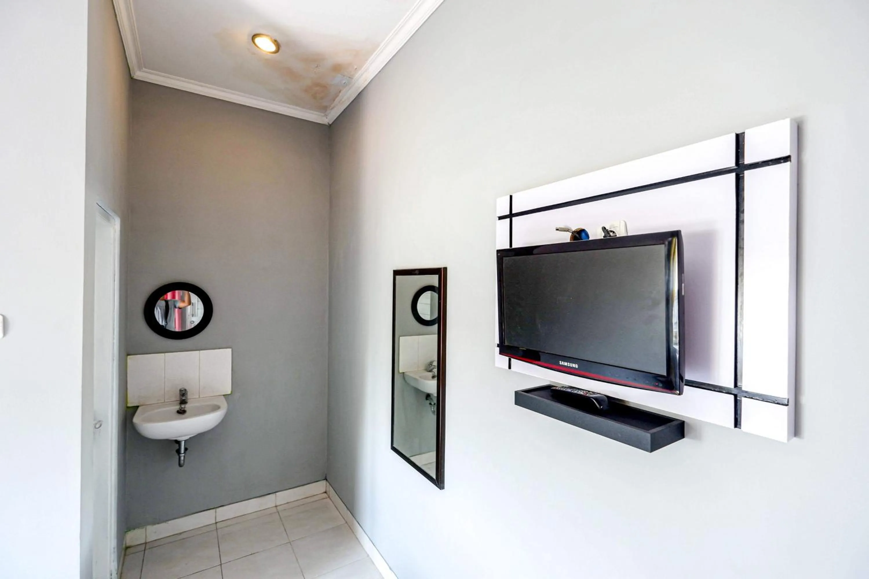 TV and multimedia in RedDoorz near Solo Square 3