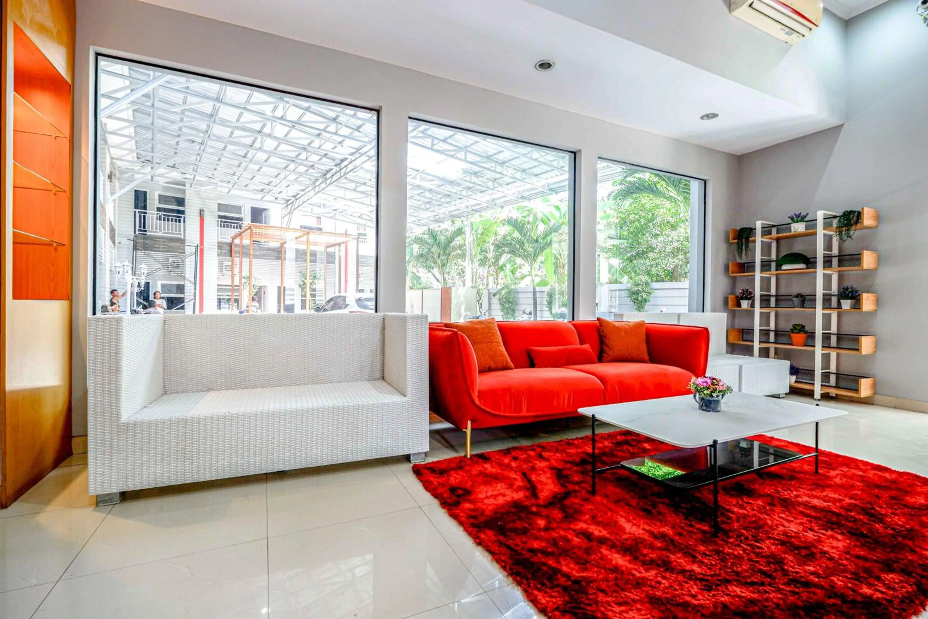 Seating area in RedDoorz near Solo Square 3