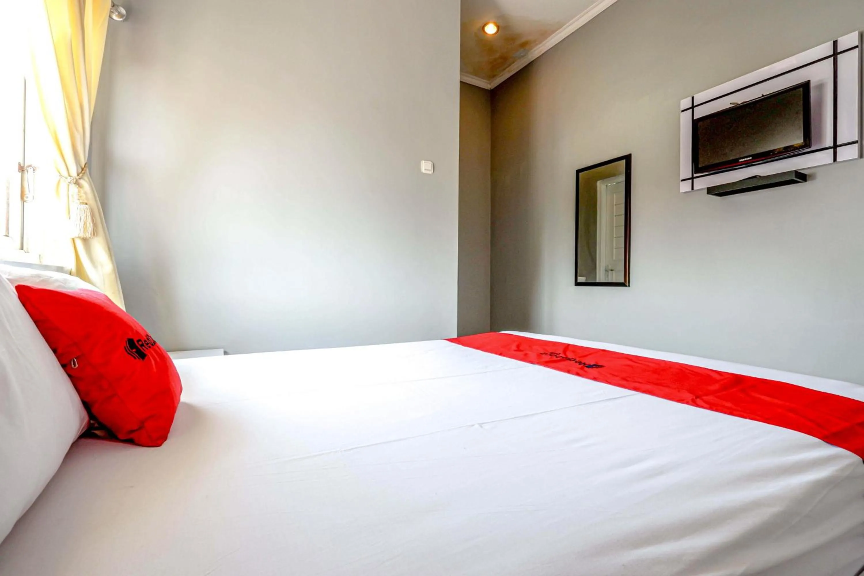 Bedroom, Bed in RedDoorz near Solo Square 3