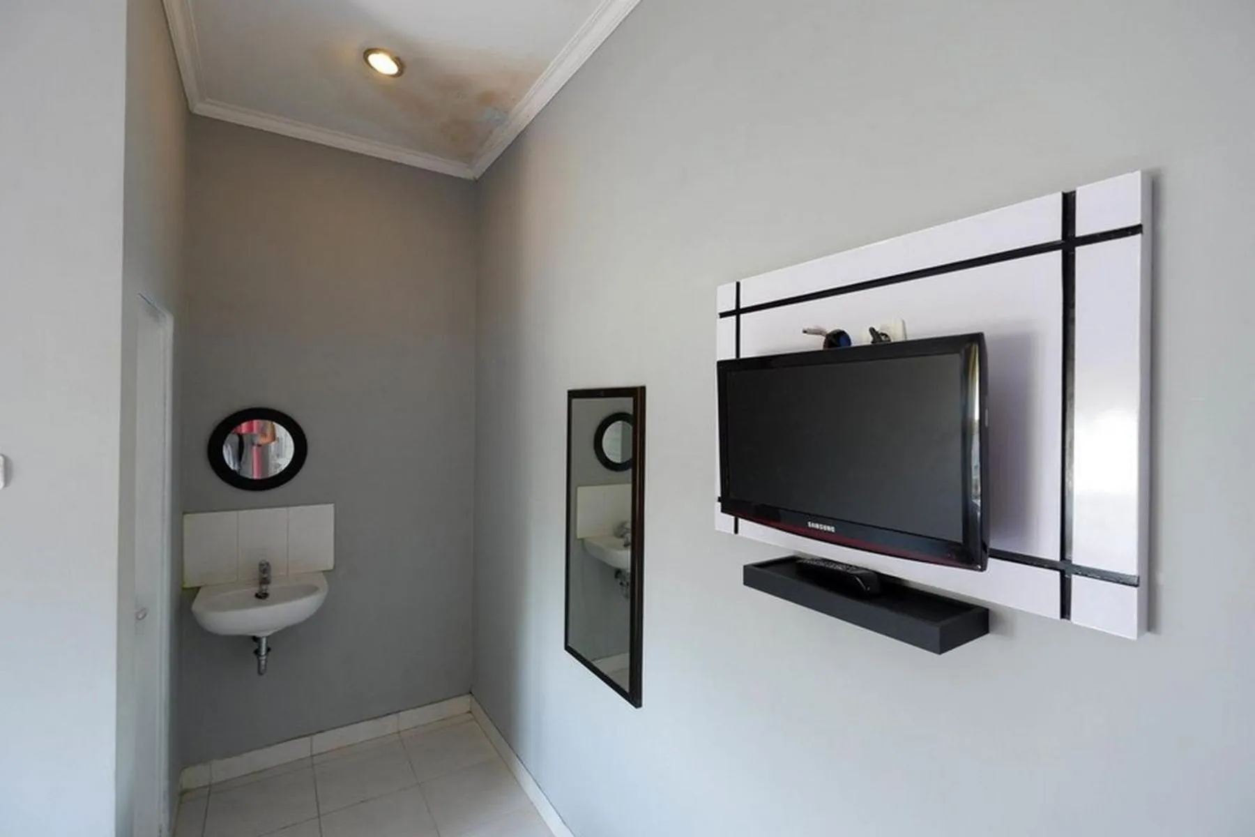 Communal lounge/ TV room in RedDoorz near Solo Square 3