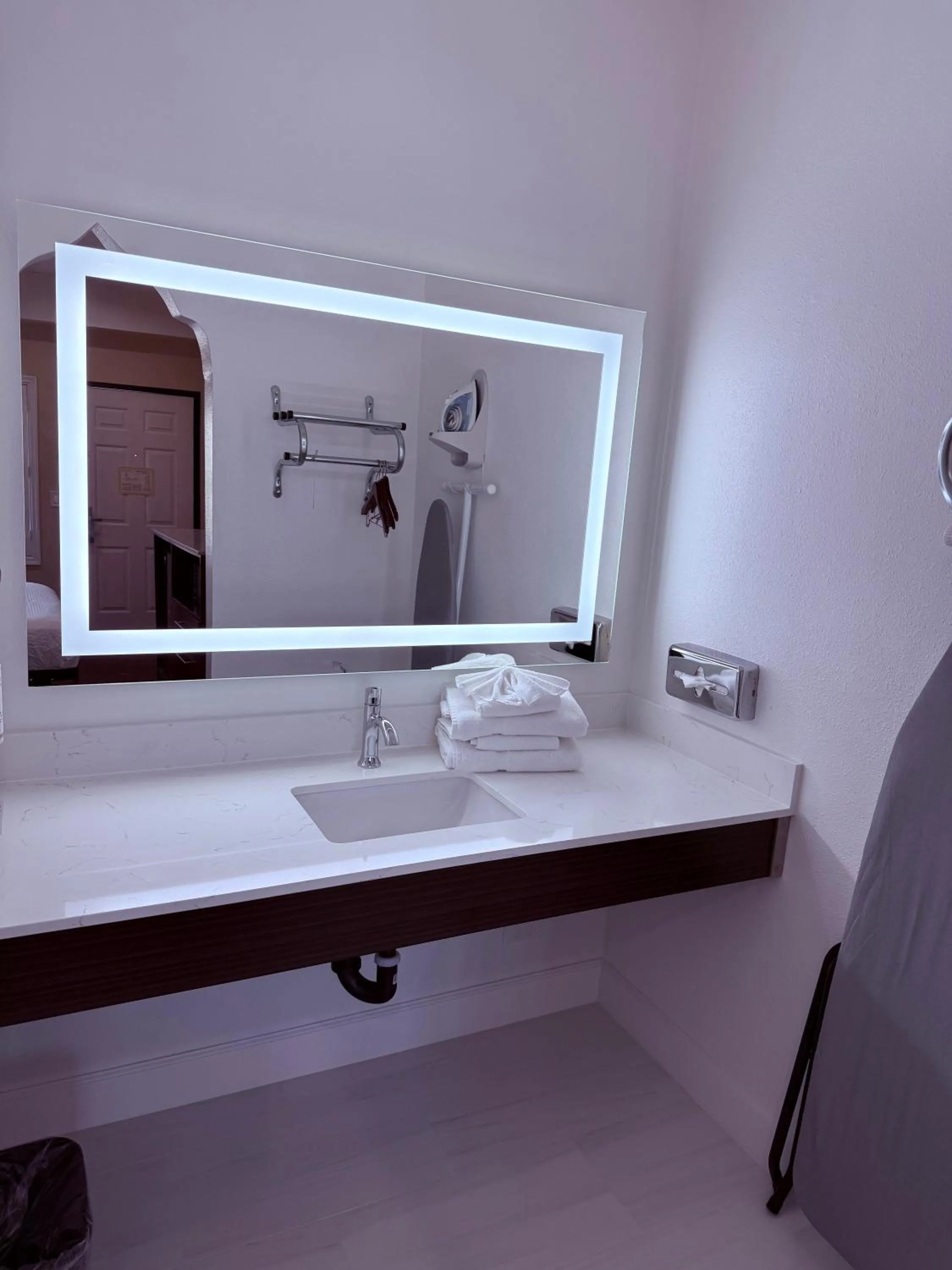 Travelodge by Wyndham Harbor City