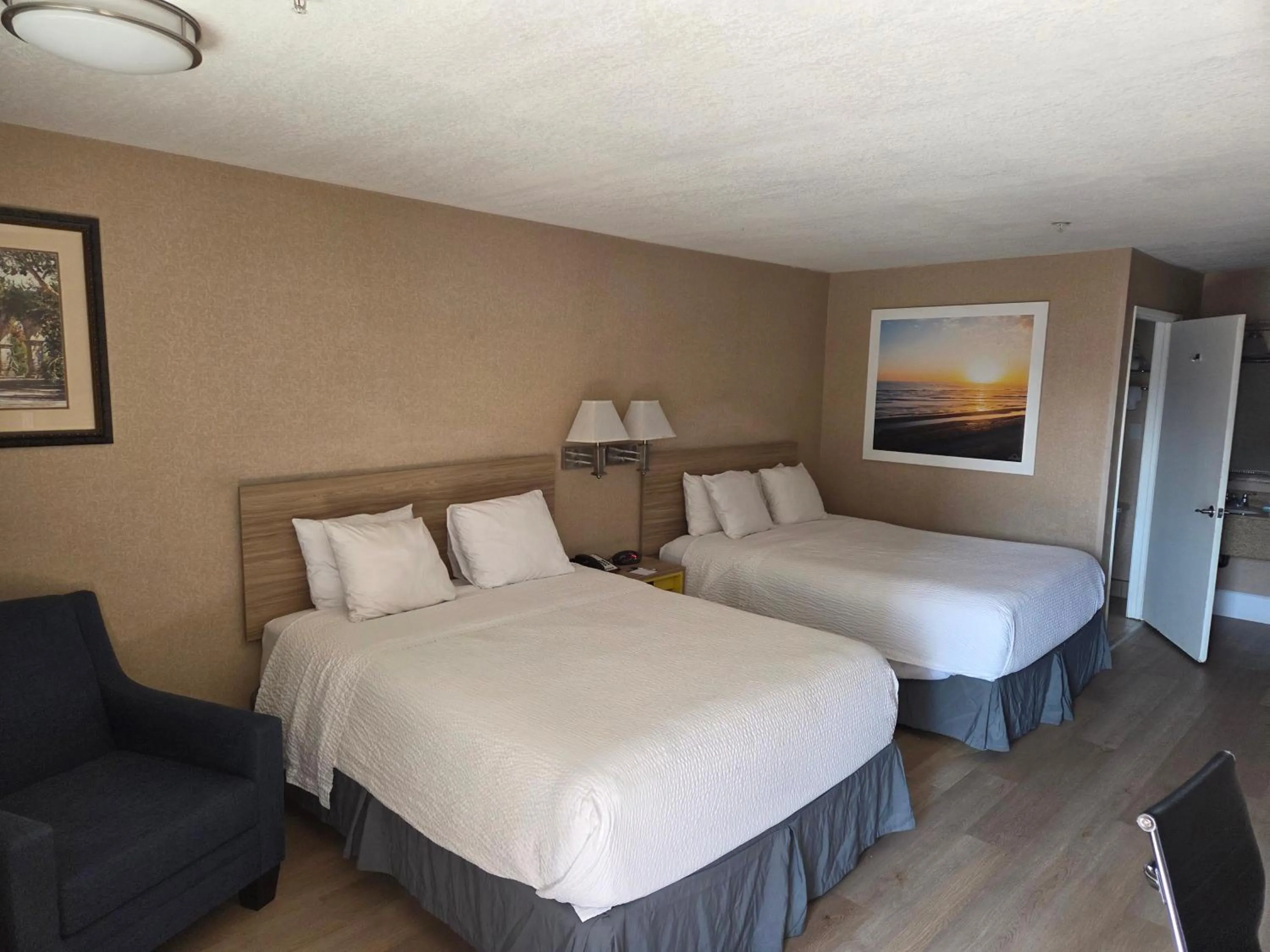 Bed in Days Inn by Wyndham Alhambra CA