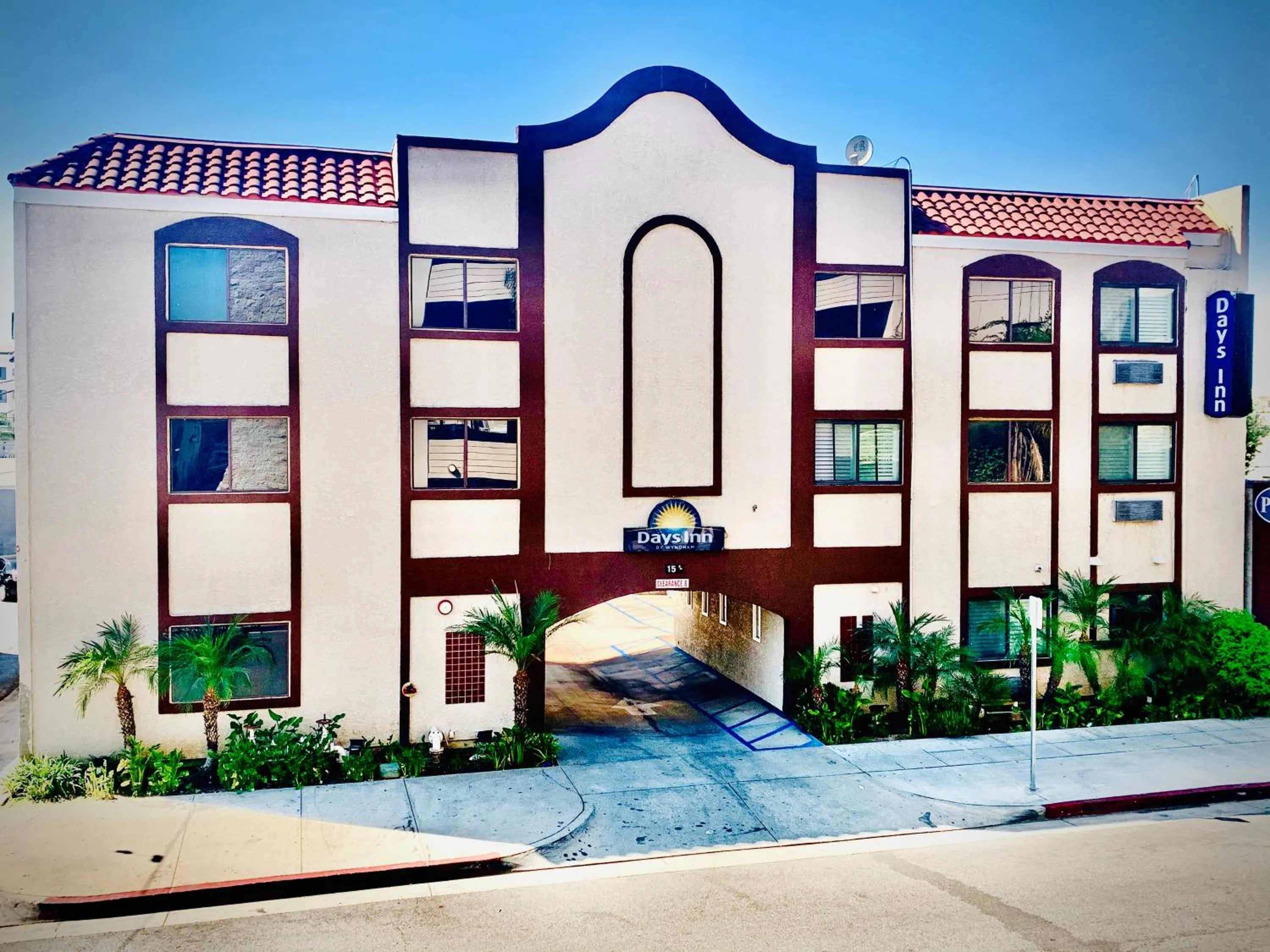 Facade/entrance in Days Inn by Wyndham Alhambra CA