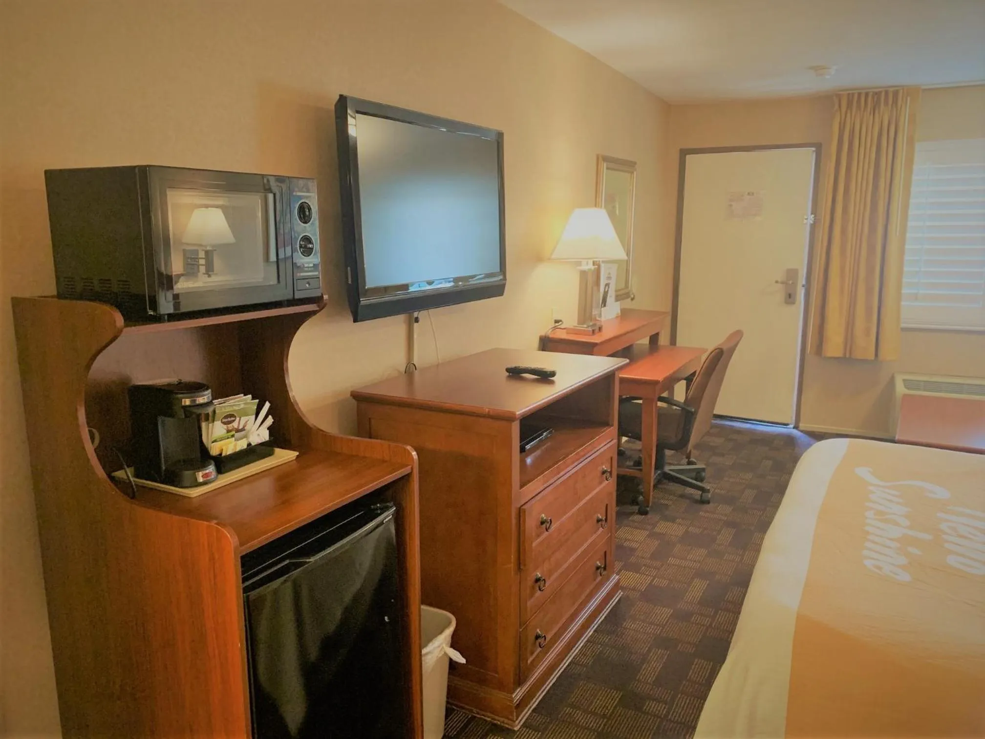 Photo of the whole room, Bed in Days Inn by Wyndham Alhambra CA