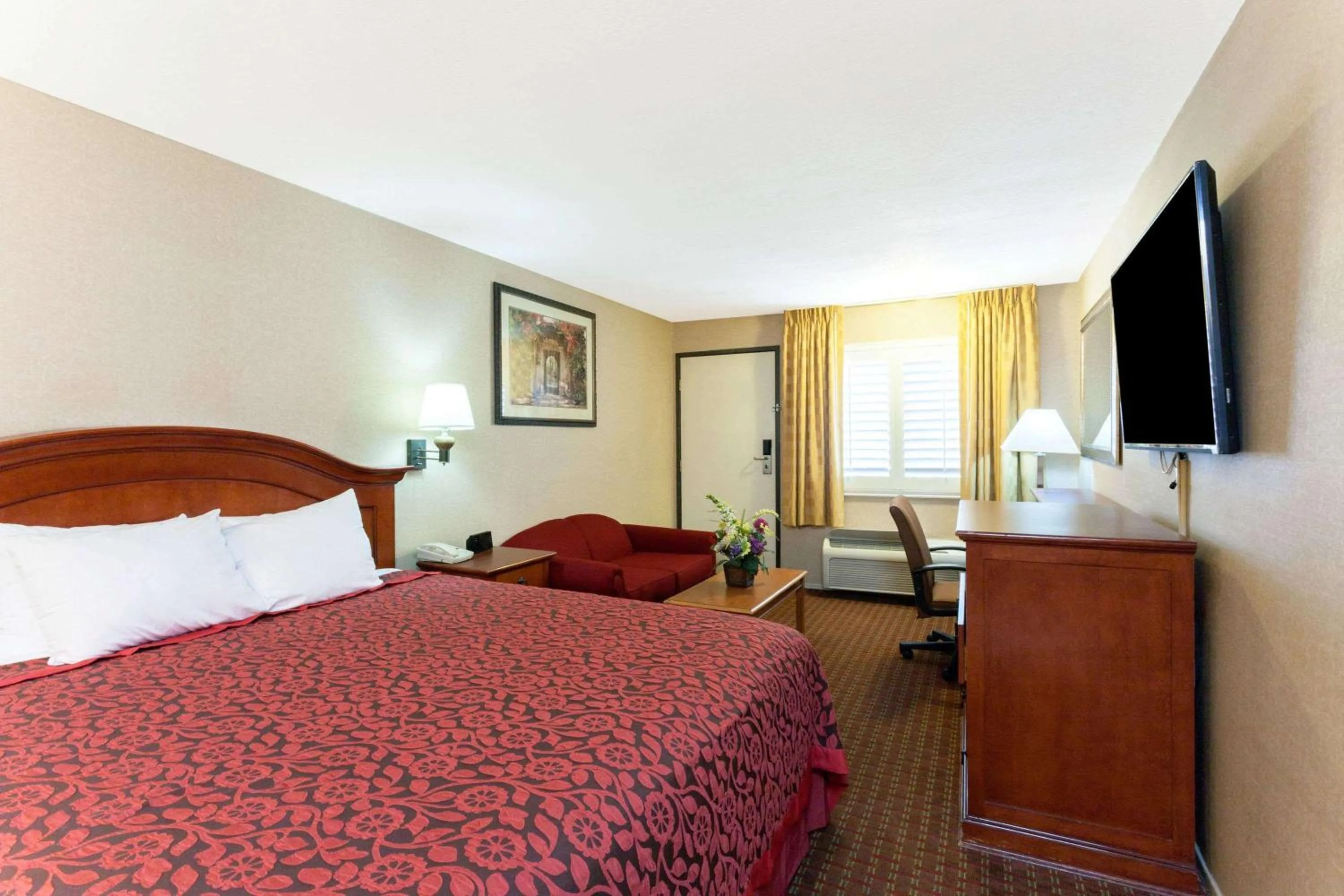 Photo of the whole room, Bed in Days Inn by Wyndham Alhambra CA