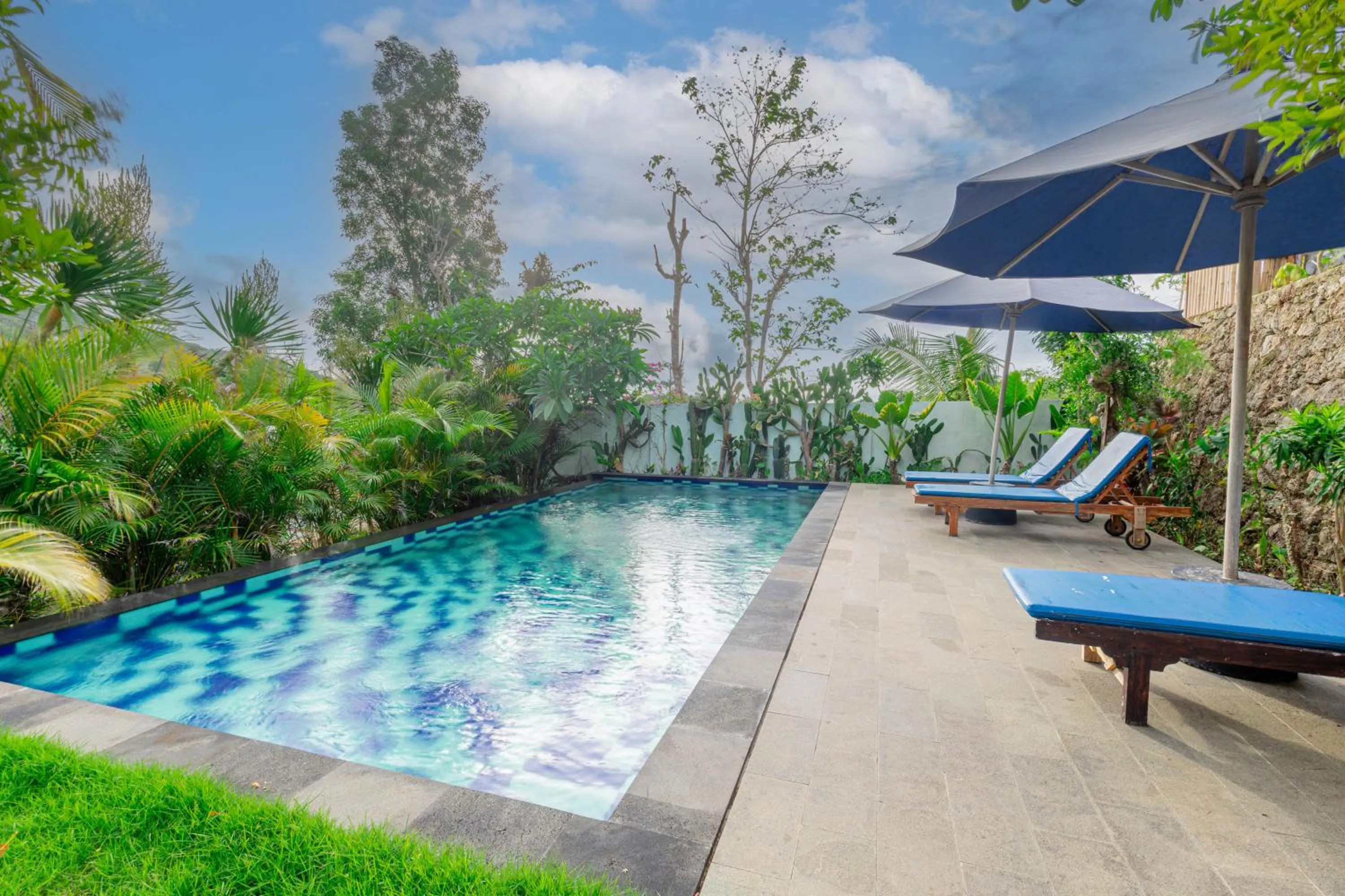 Swimming pool in Bhavana Cottage