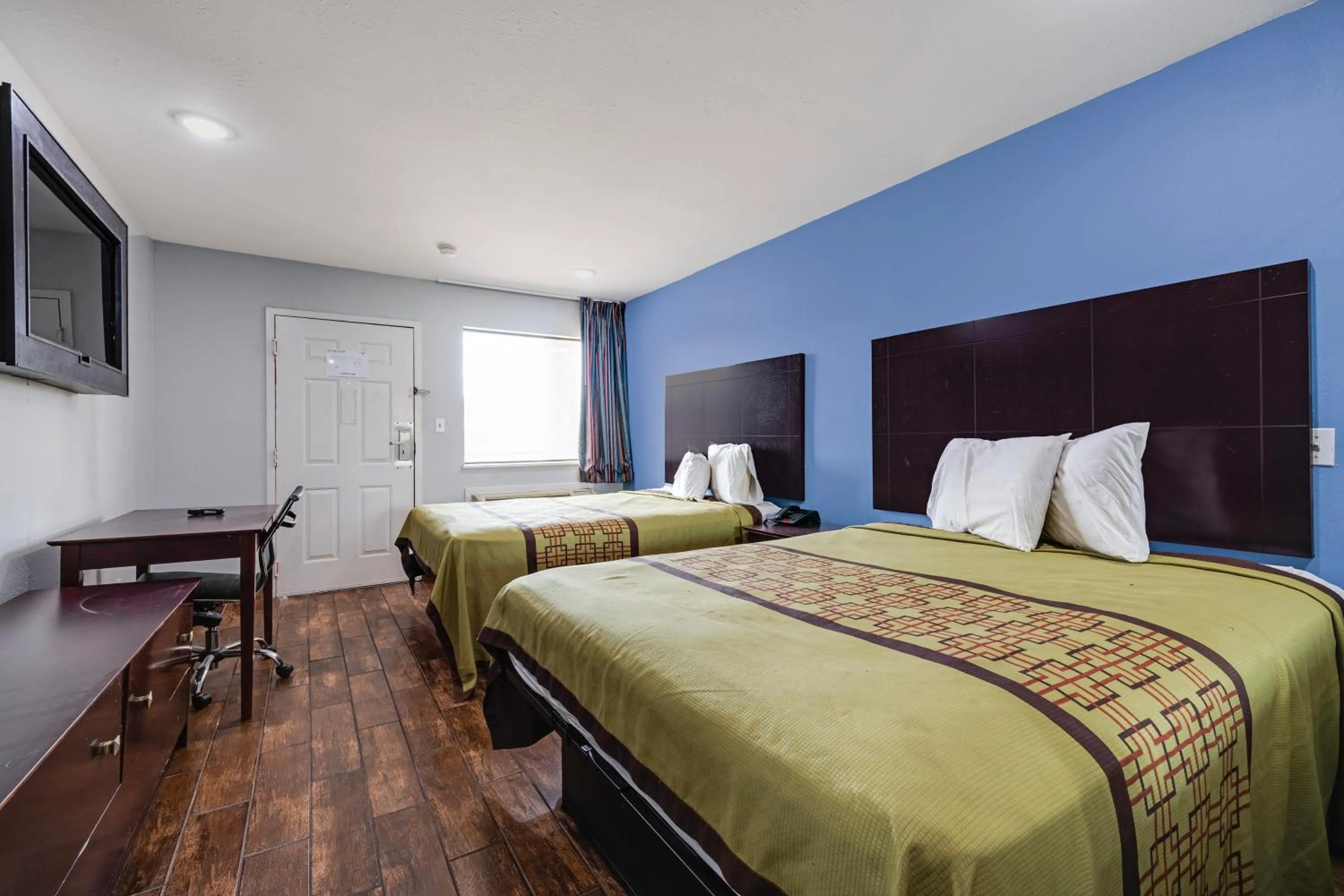 Photo of the whole room, Bed in Hotel O Luxury Inn Channelview Baytown I-10