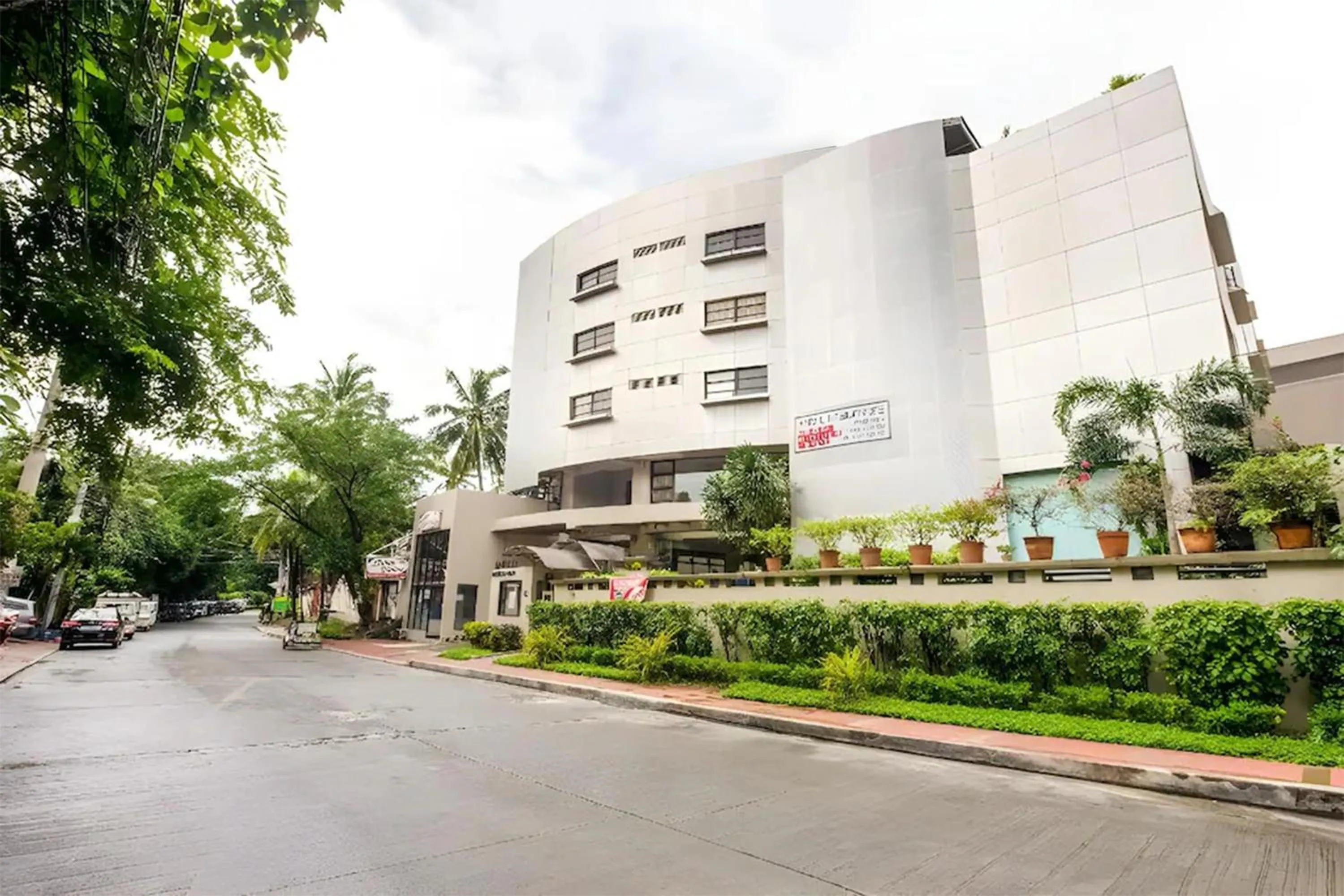 Property building in Anglo Residences Manila