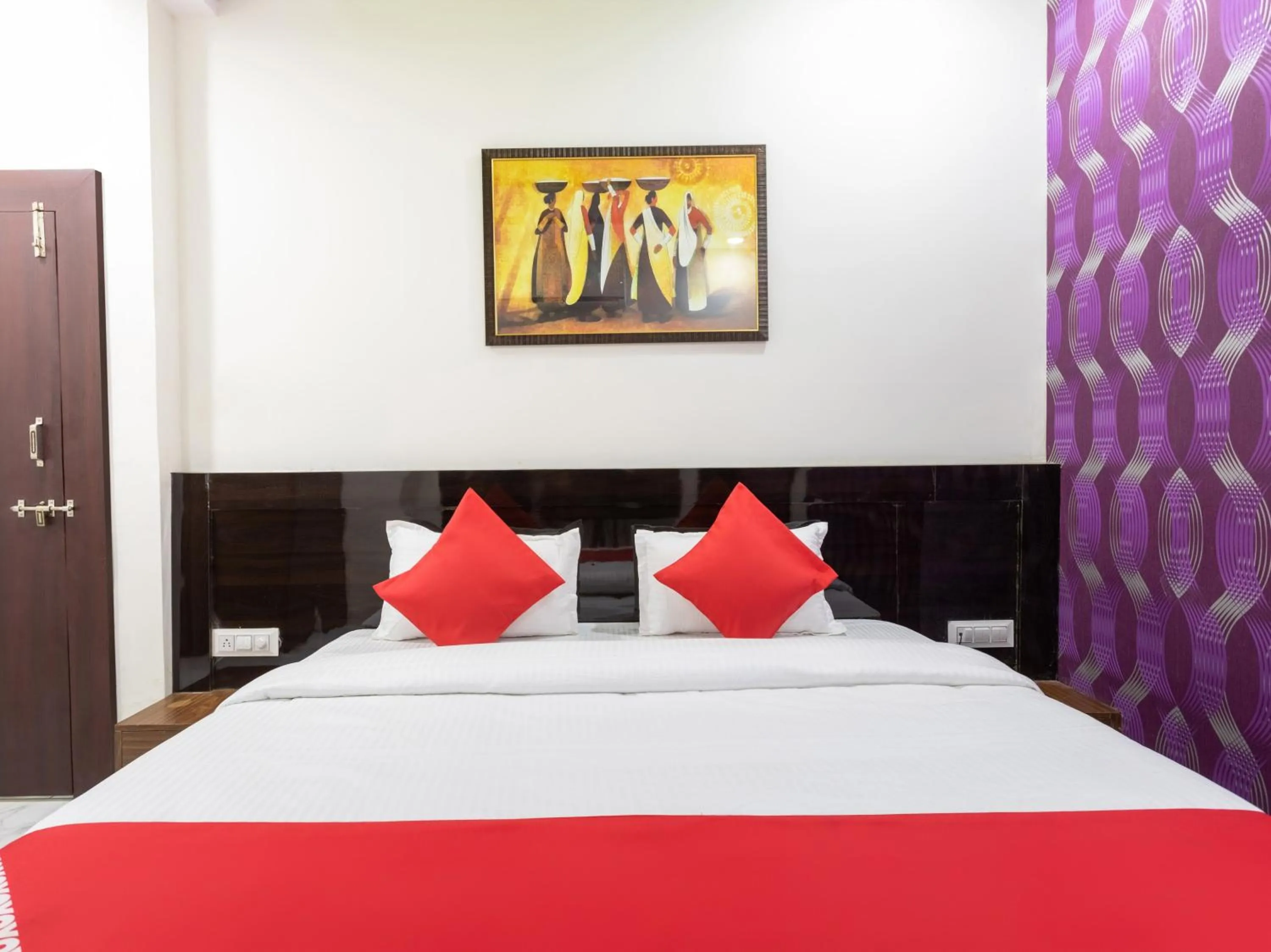 Bathroom, Bed in Hotel O Savitri Regency