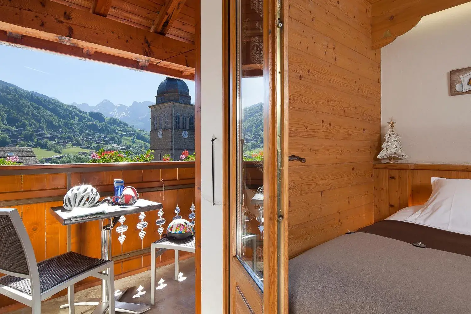 Attic Double Room with balcony in Logis La Croix-Saint-Maurice Attic Double Room with balcony in Logis La Croix-Saint-Maurice