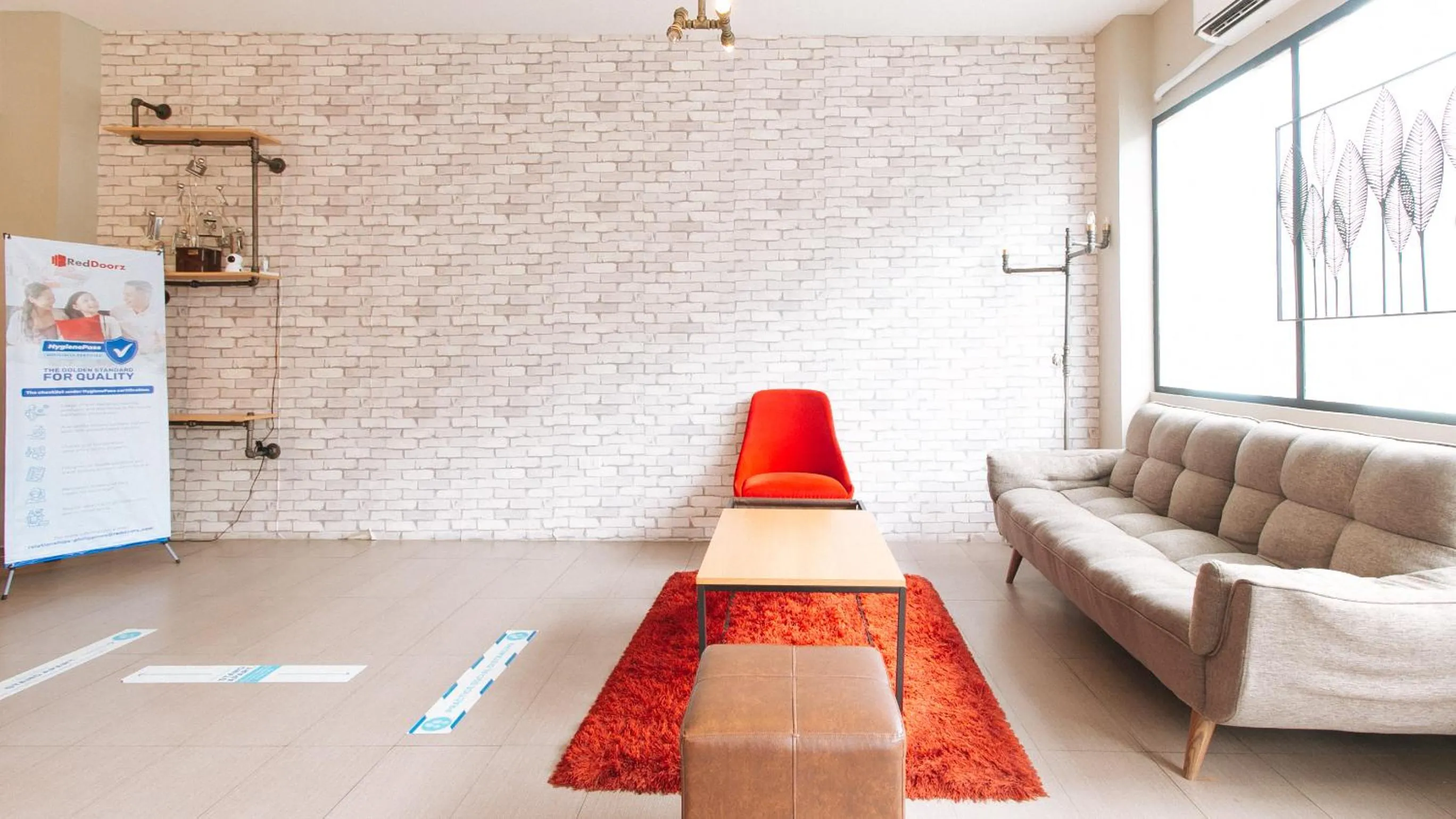 Seating area in RedDoorz near Osmeña Hway2 - Quarantine Hotel