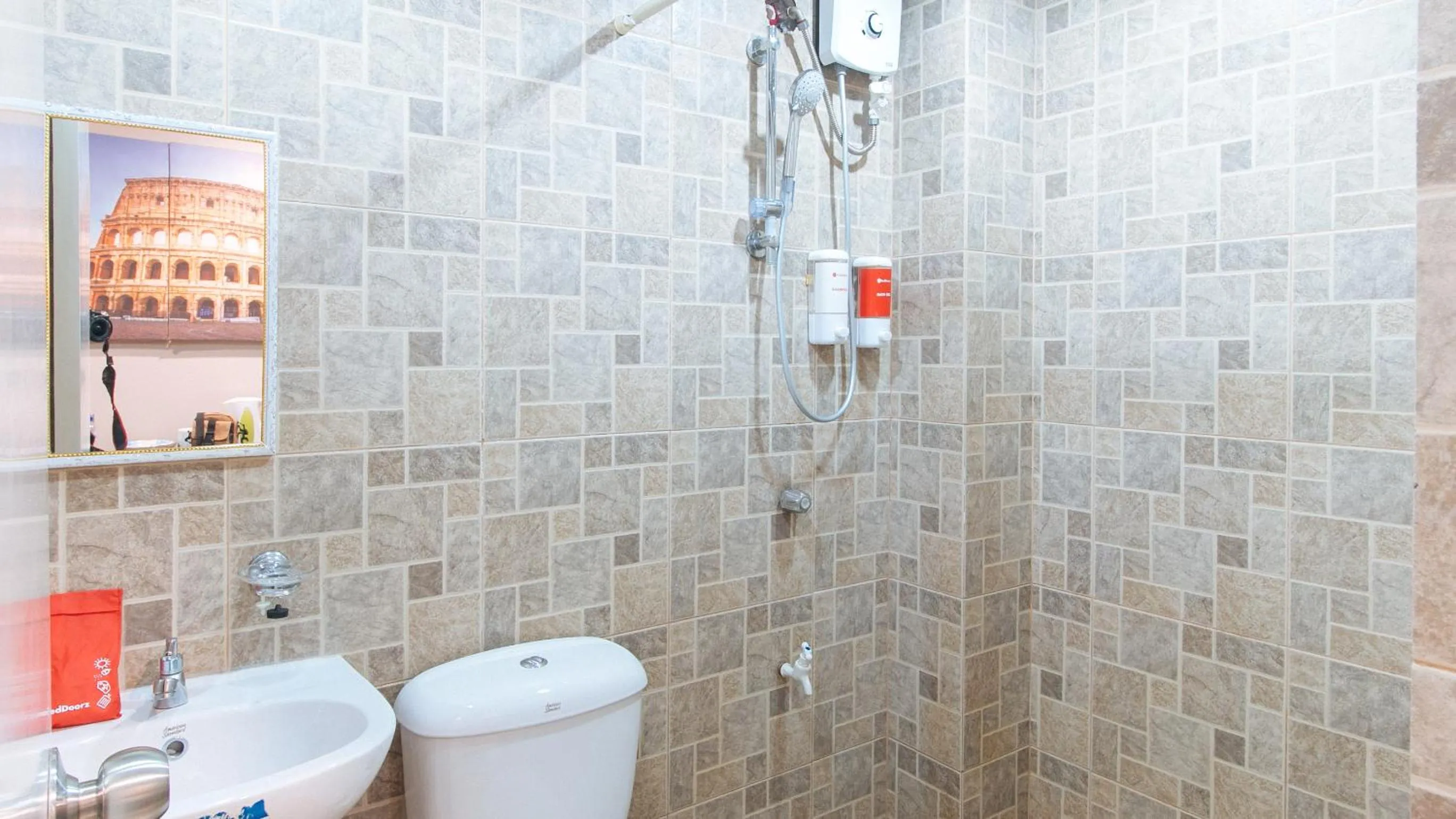 Bathroom in RedDoorz near Osmeña Hway2 - Quarantine Hotel