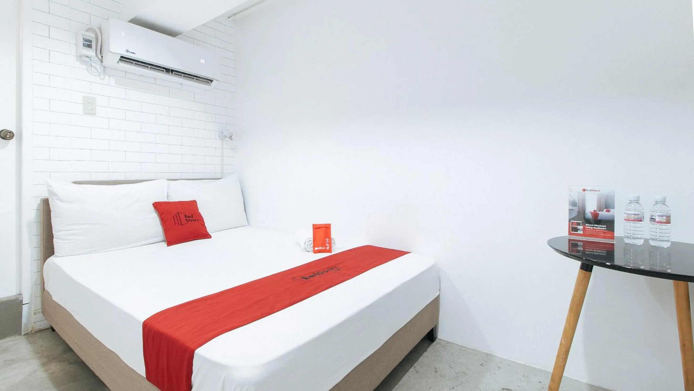 Bed in RedDoorz Plus at BGC near St Lukes