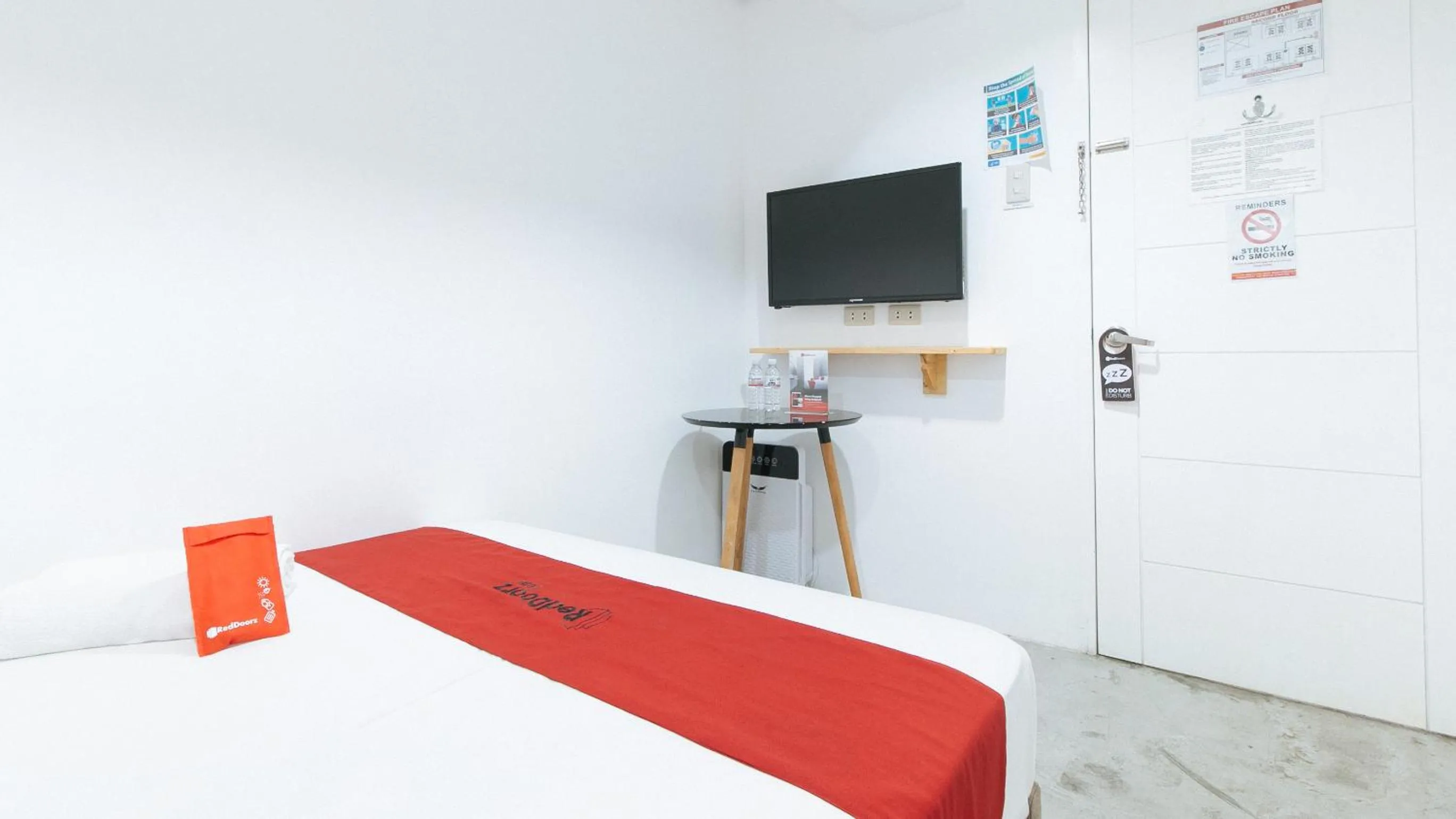 TV and multimedia, Bed in RedDoorz Plus at BGC near St Lukes