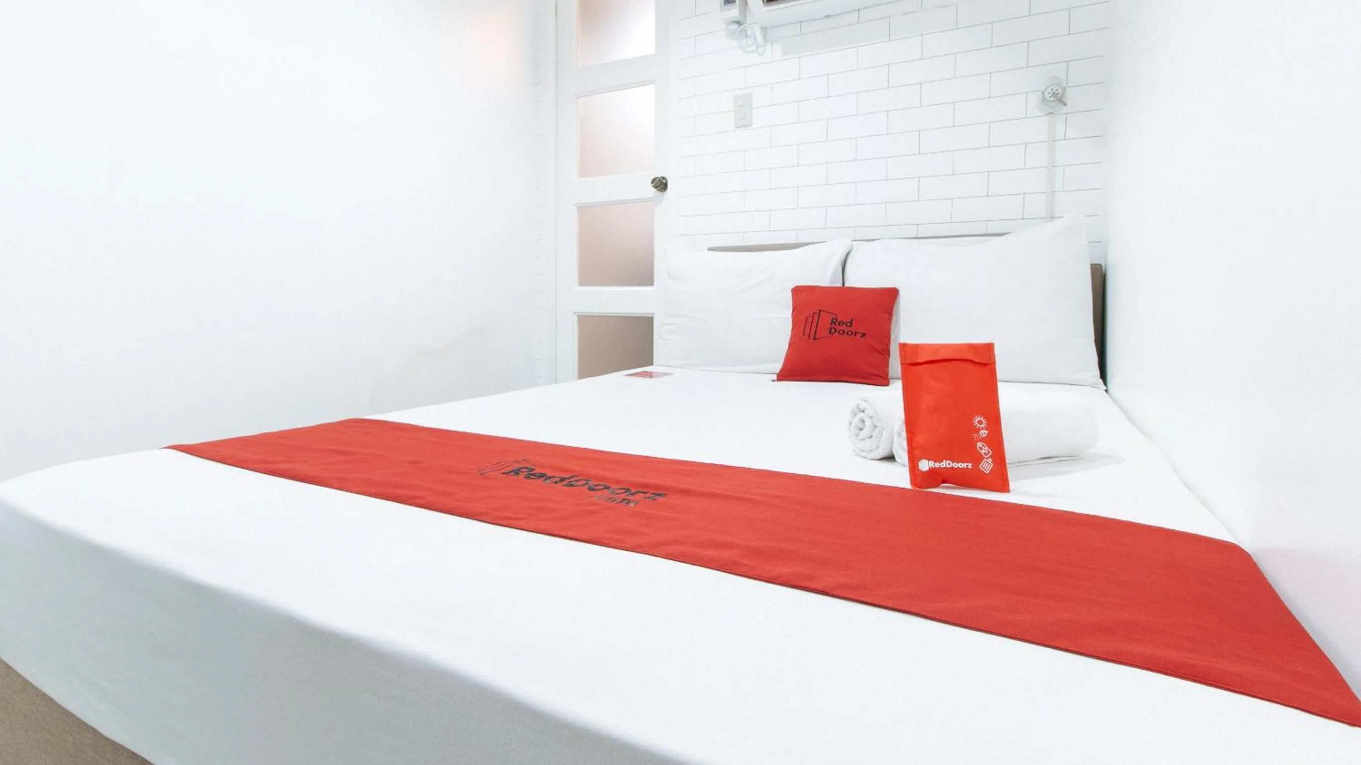 Bed in RedDoorz Plus at BGC near St Lukes