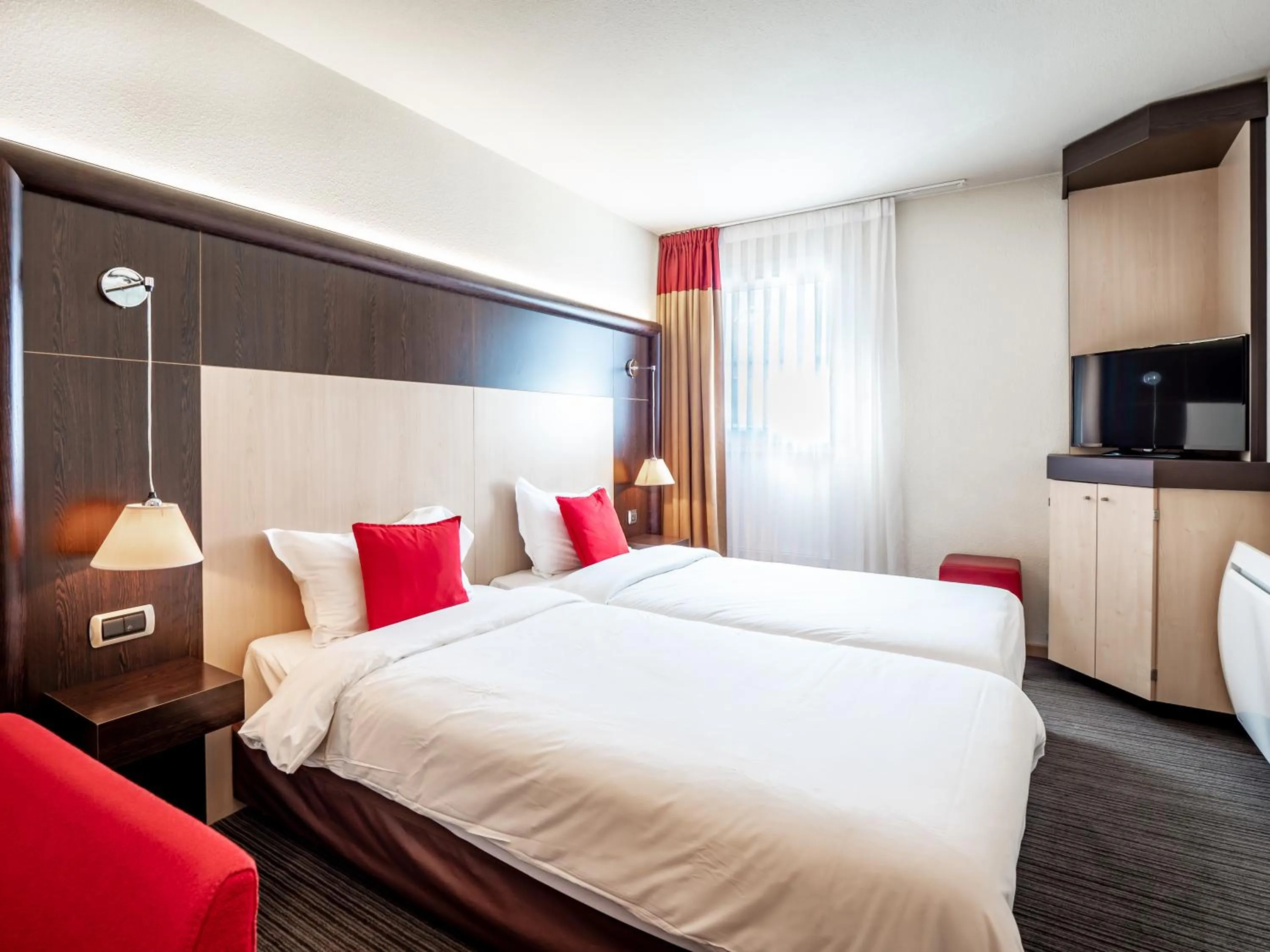 Bedroom, Bed in Hôtel de Bonlieu