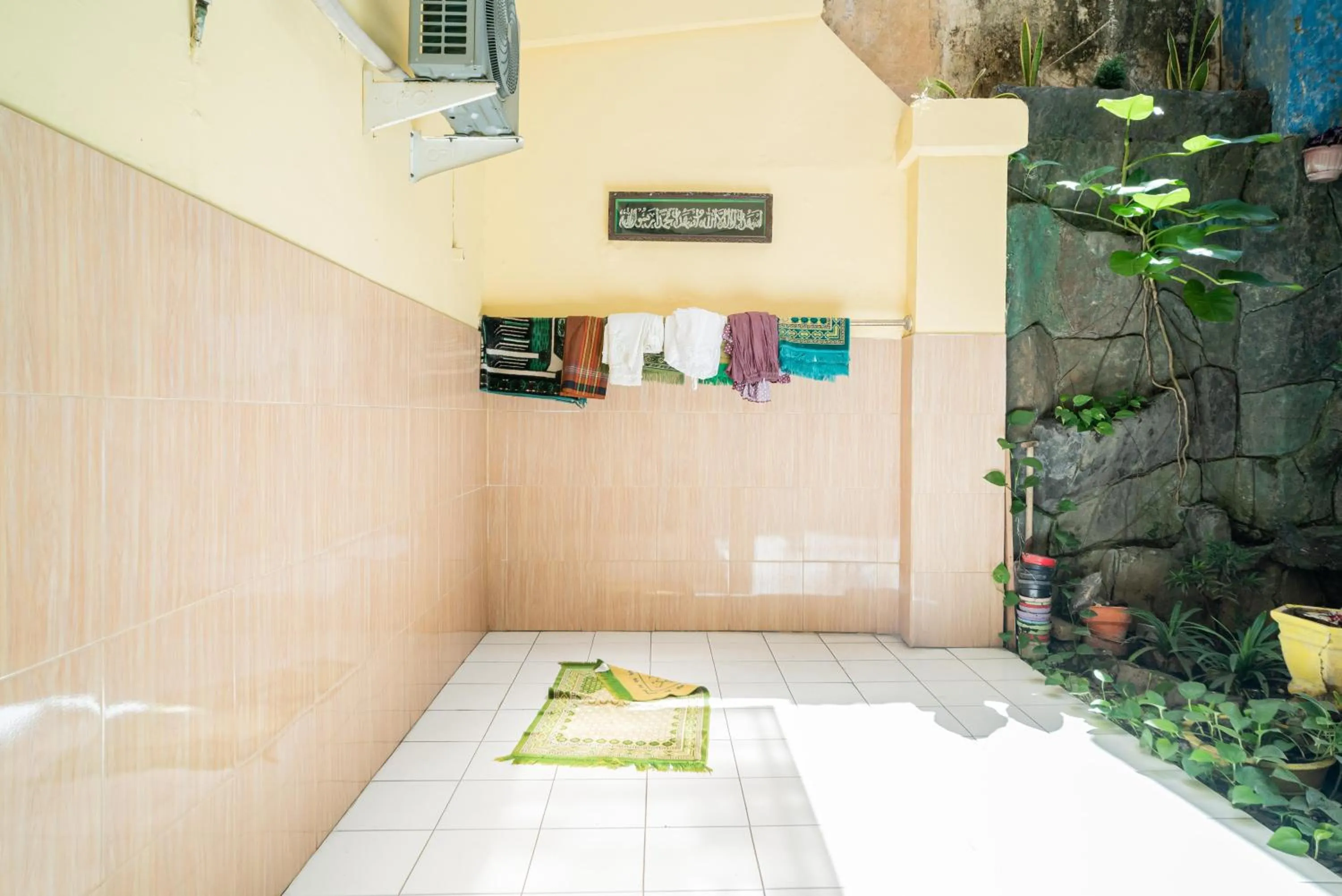 Property building in RedDoorz Syariah near Jembatan Merah Plaza