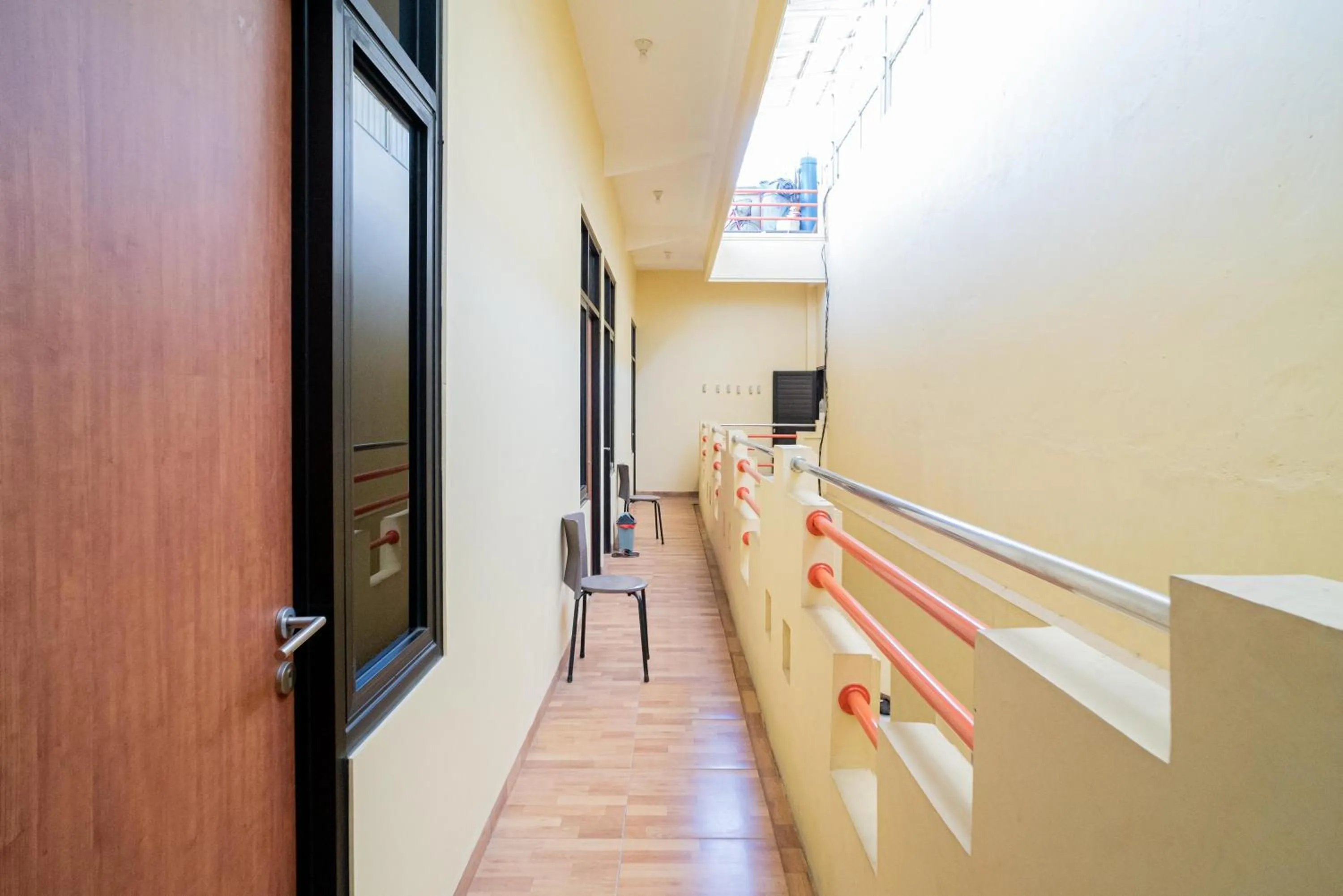 Balcony/Terrace in RedDoorz Syariah near Jembatan Merah Plaza