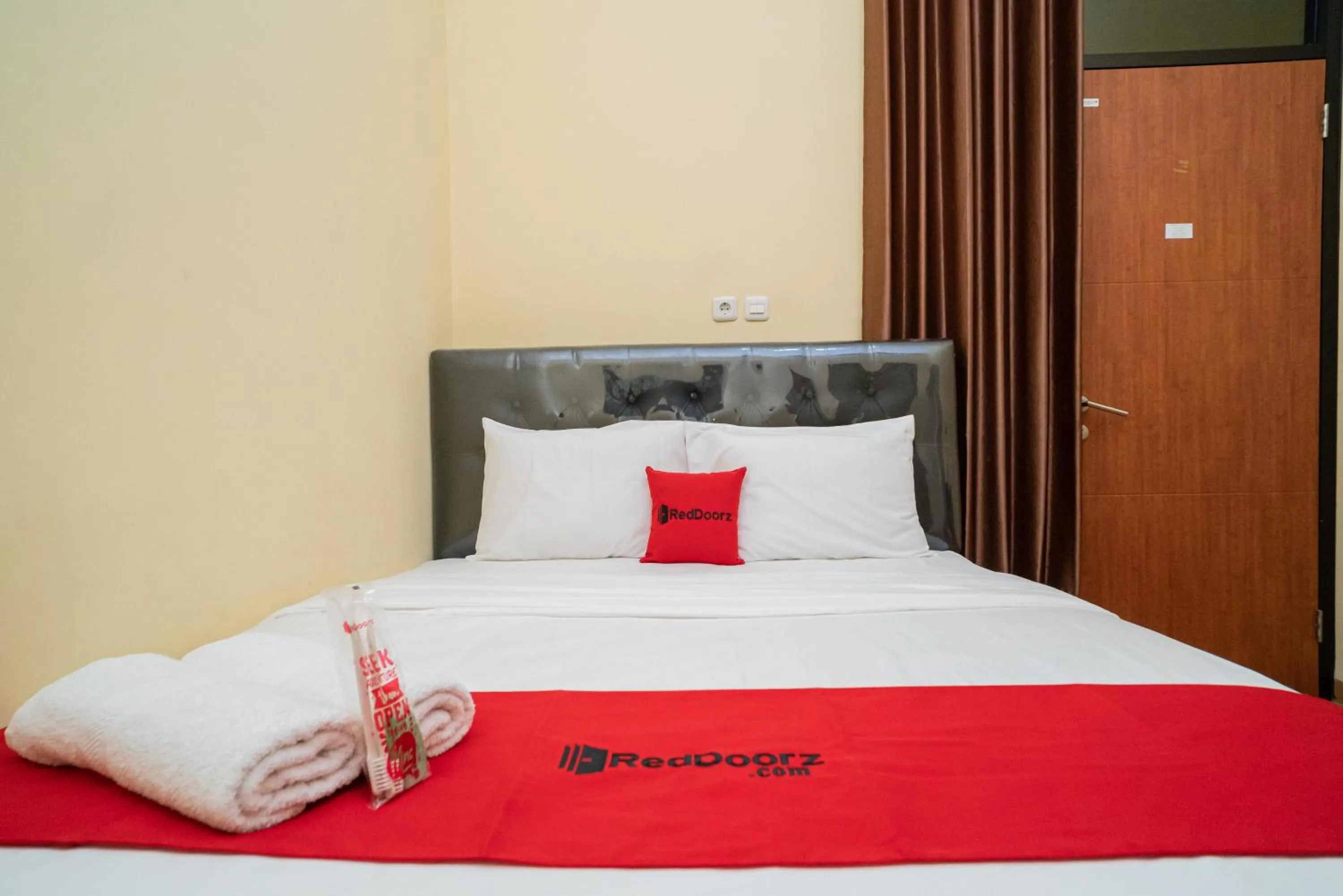 Bedroom, Bed in RedDoorz Syariah near Jembatan Merah Plaza