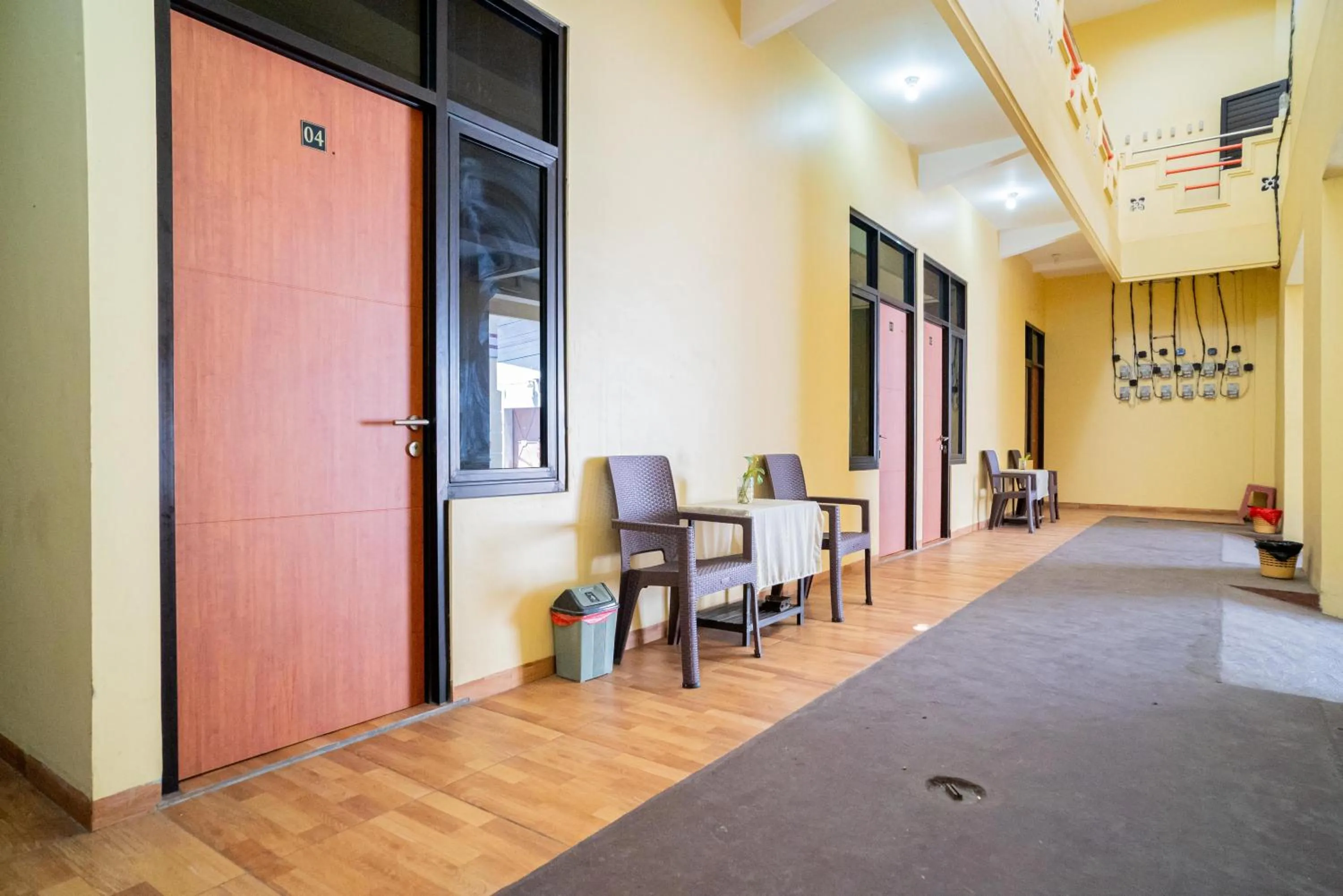 Seating area in RedDoorz Syariah near Jembatan Merah Plaza