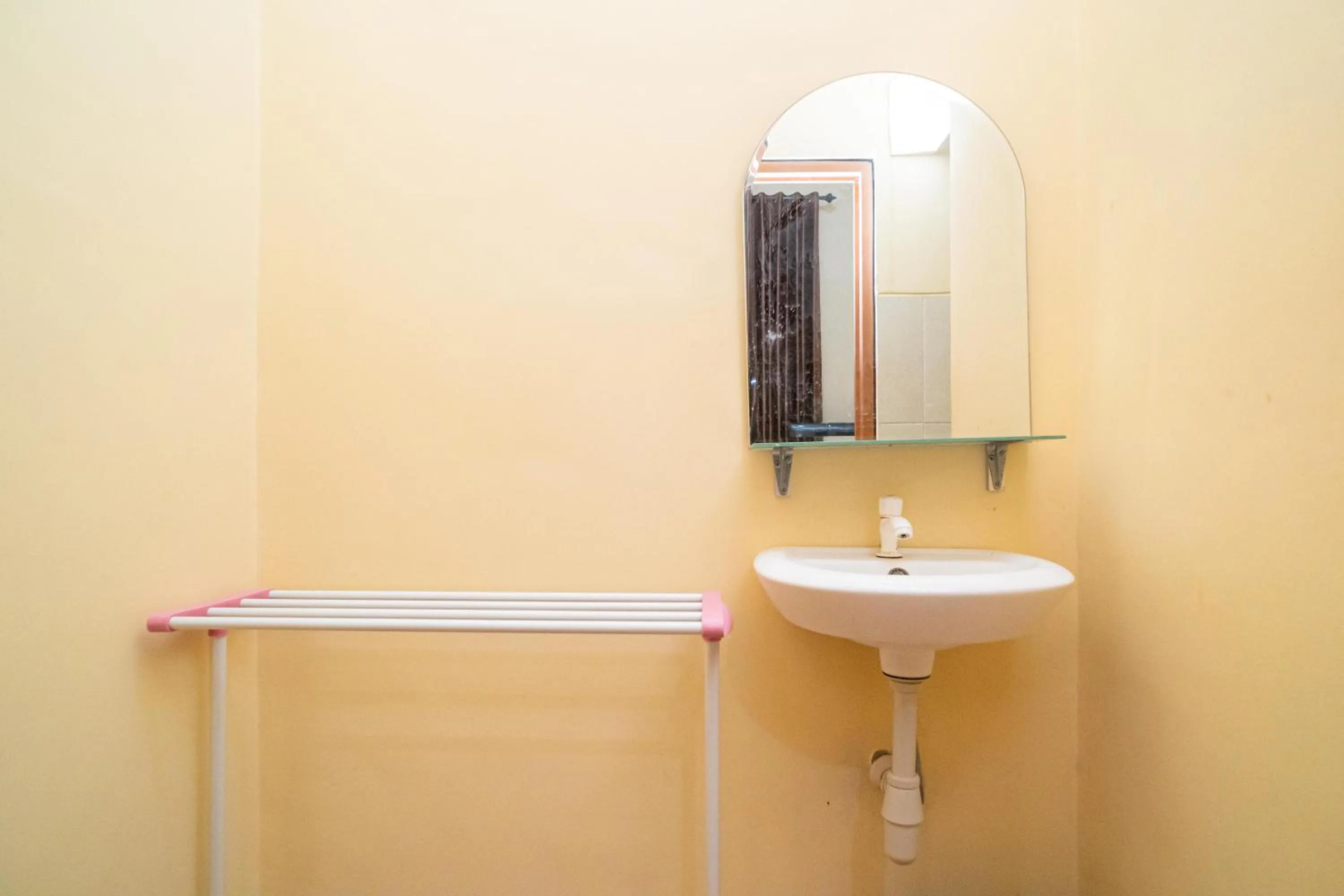 Bathroom in RedDoorz Syariah near Jembatan Merah Plaza