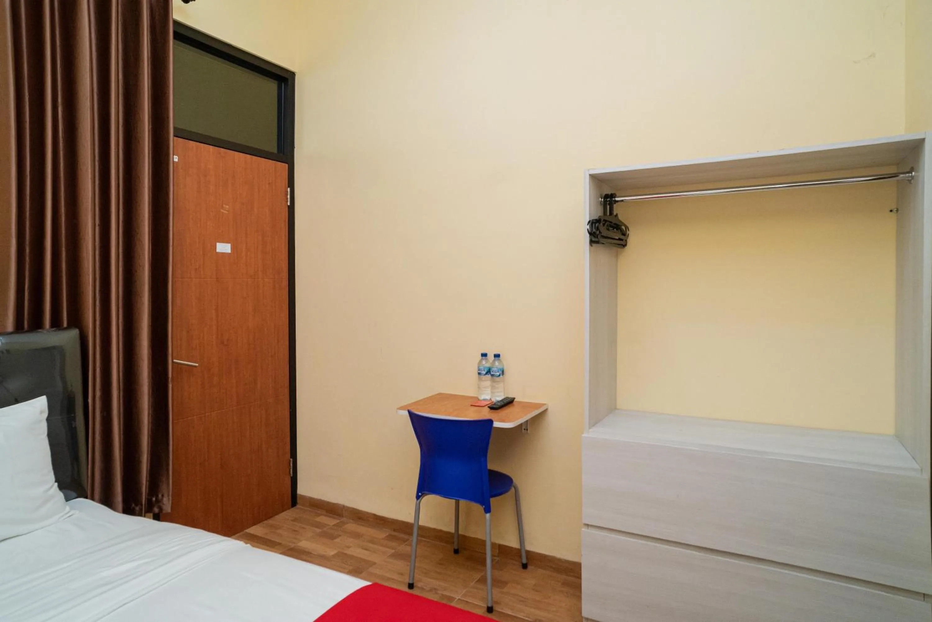 Bedroom, Bed in RedDoorz Syariah near Jembatan Merah Plaza