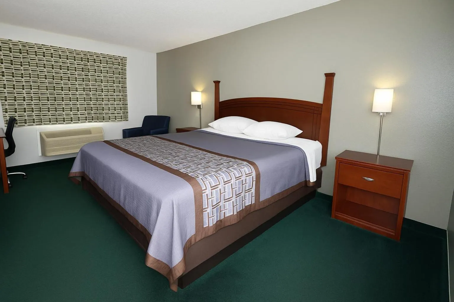 Bedroom, Bed in Rodeway Inn Milaca