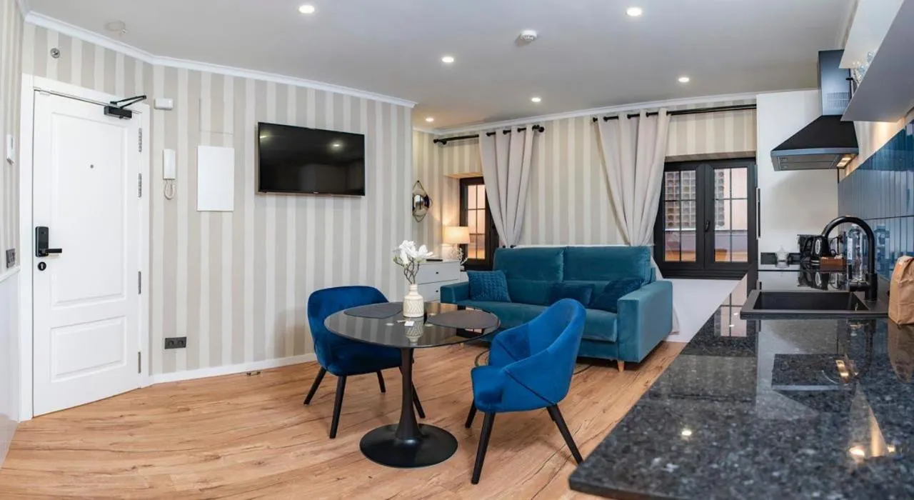 "Breeze" Aparthotel by Parrot`s House