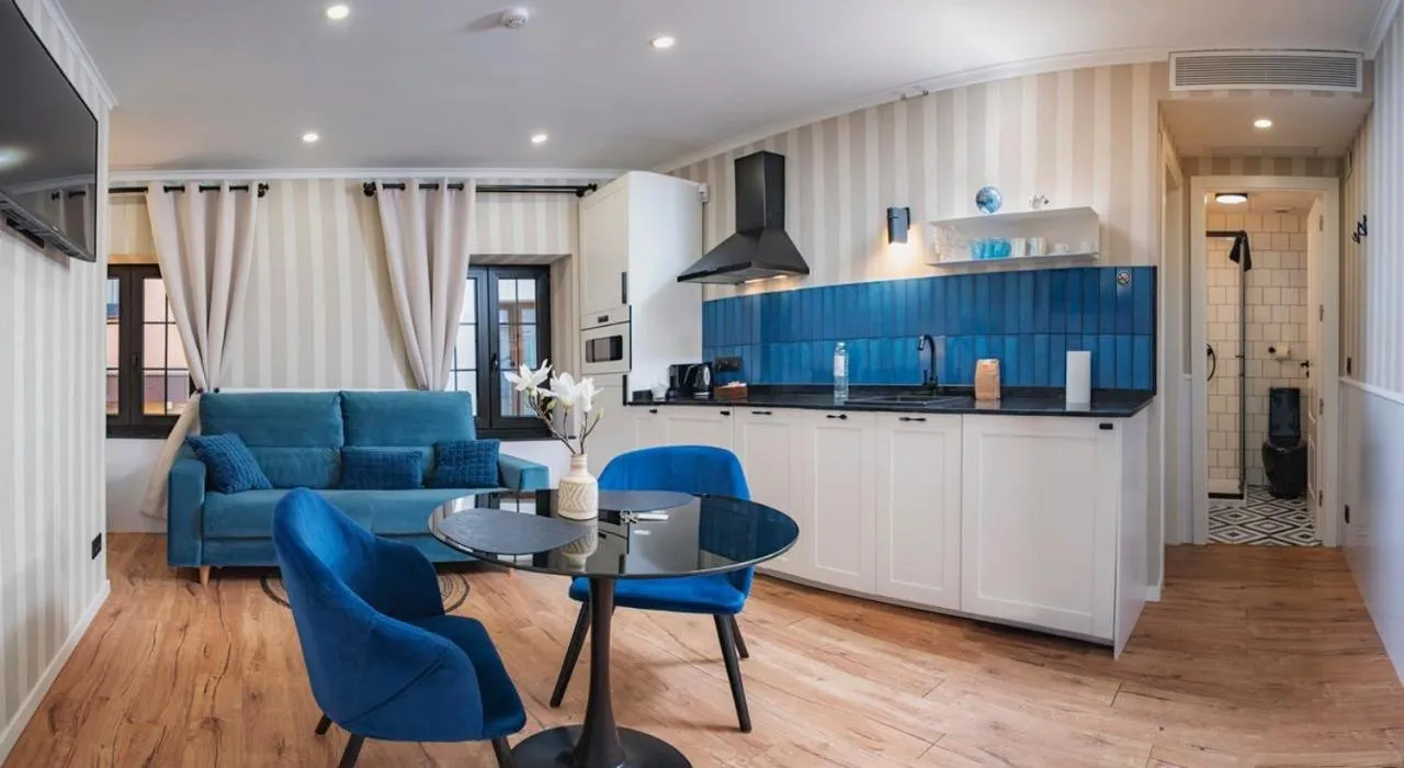 "Breeze" Aparthotel by Parrot`s House