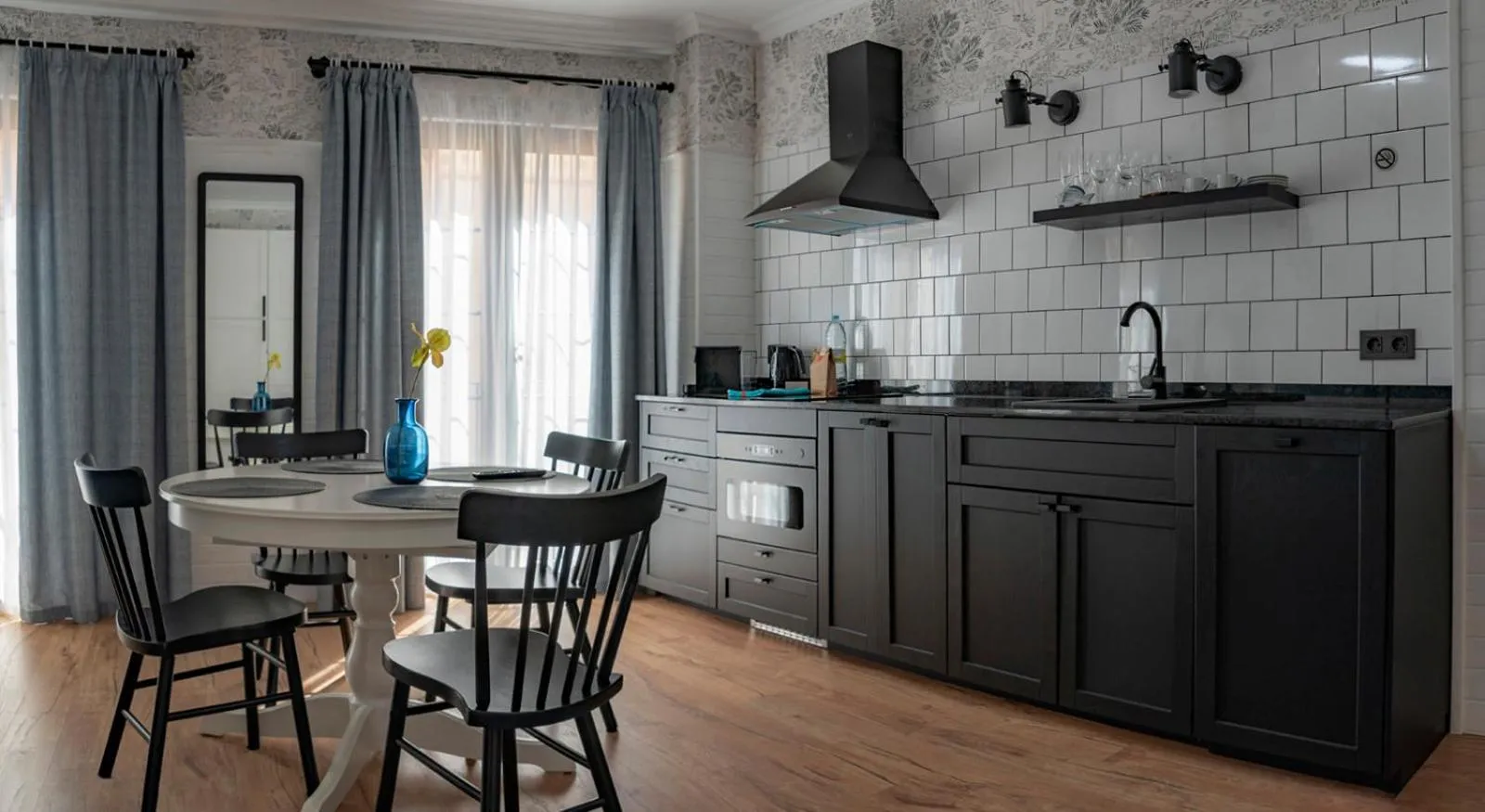 "Breeze" Aparthotel by Parrot`s House