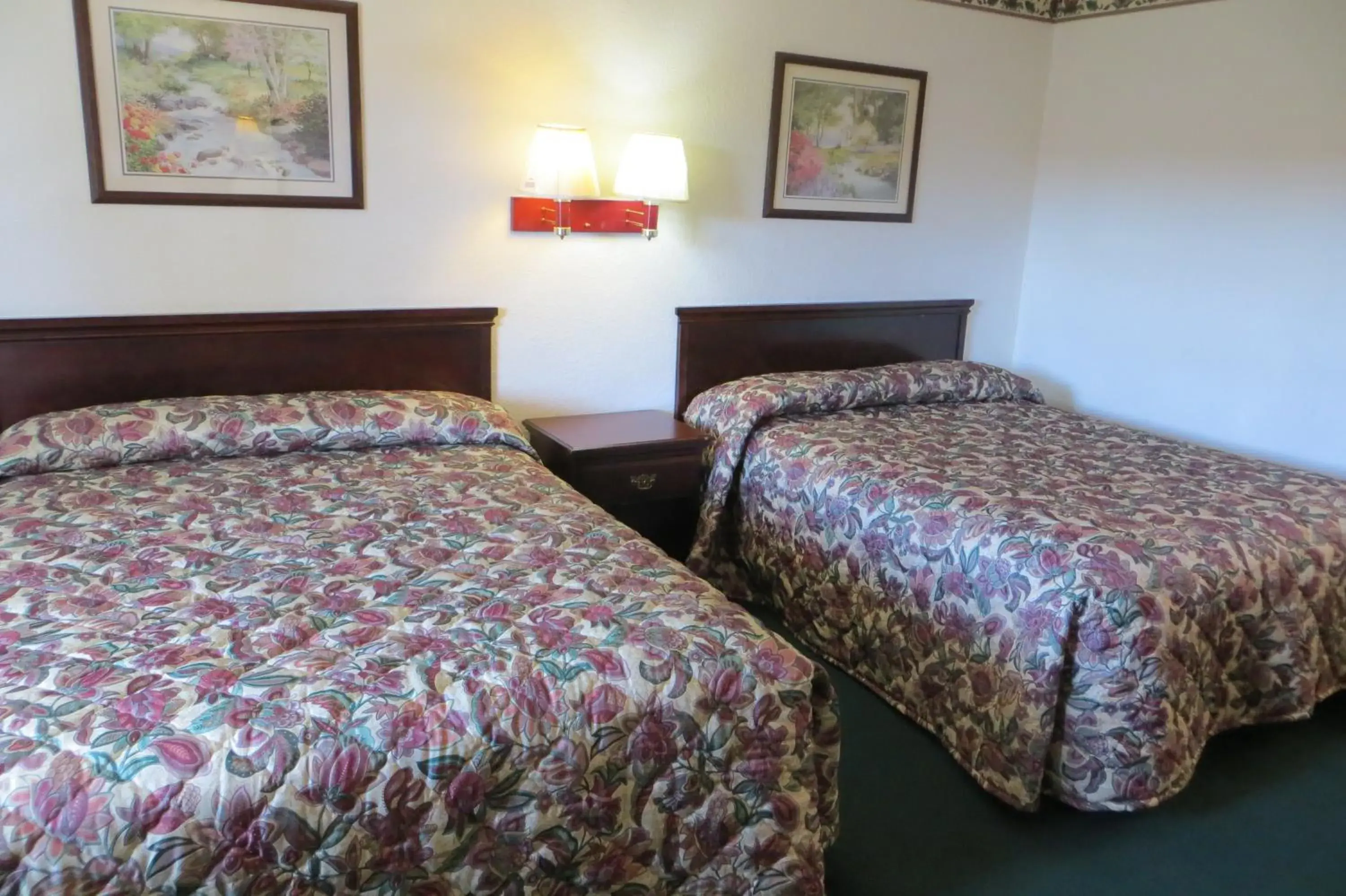 Queen Room with Two Queen Beds in Capri Motel Queen Room with Two Queen Beds in Capri Motel