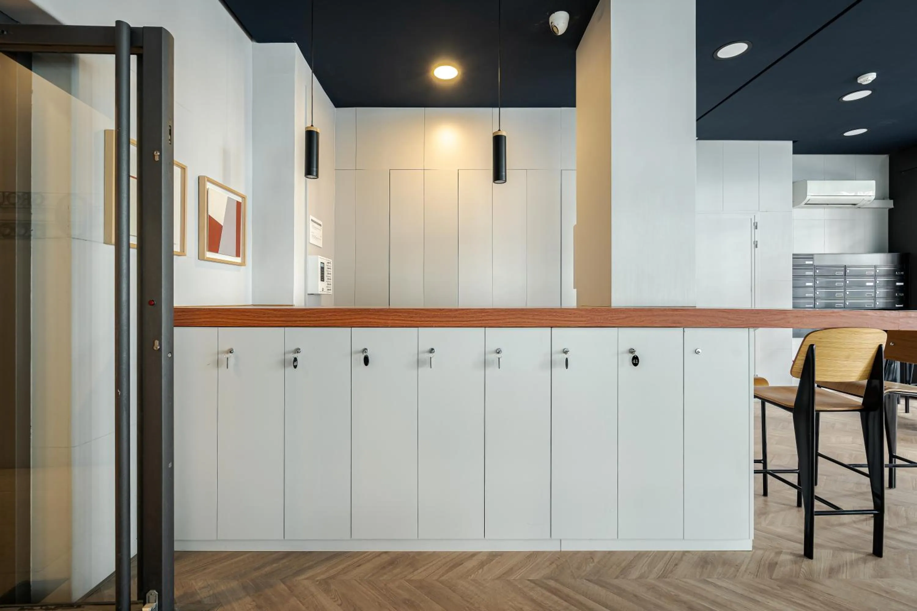 microwave in Feelathome Waldorf Suites Apartments